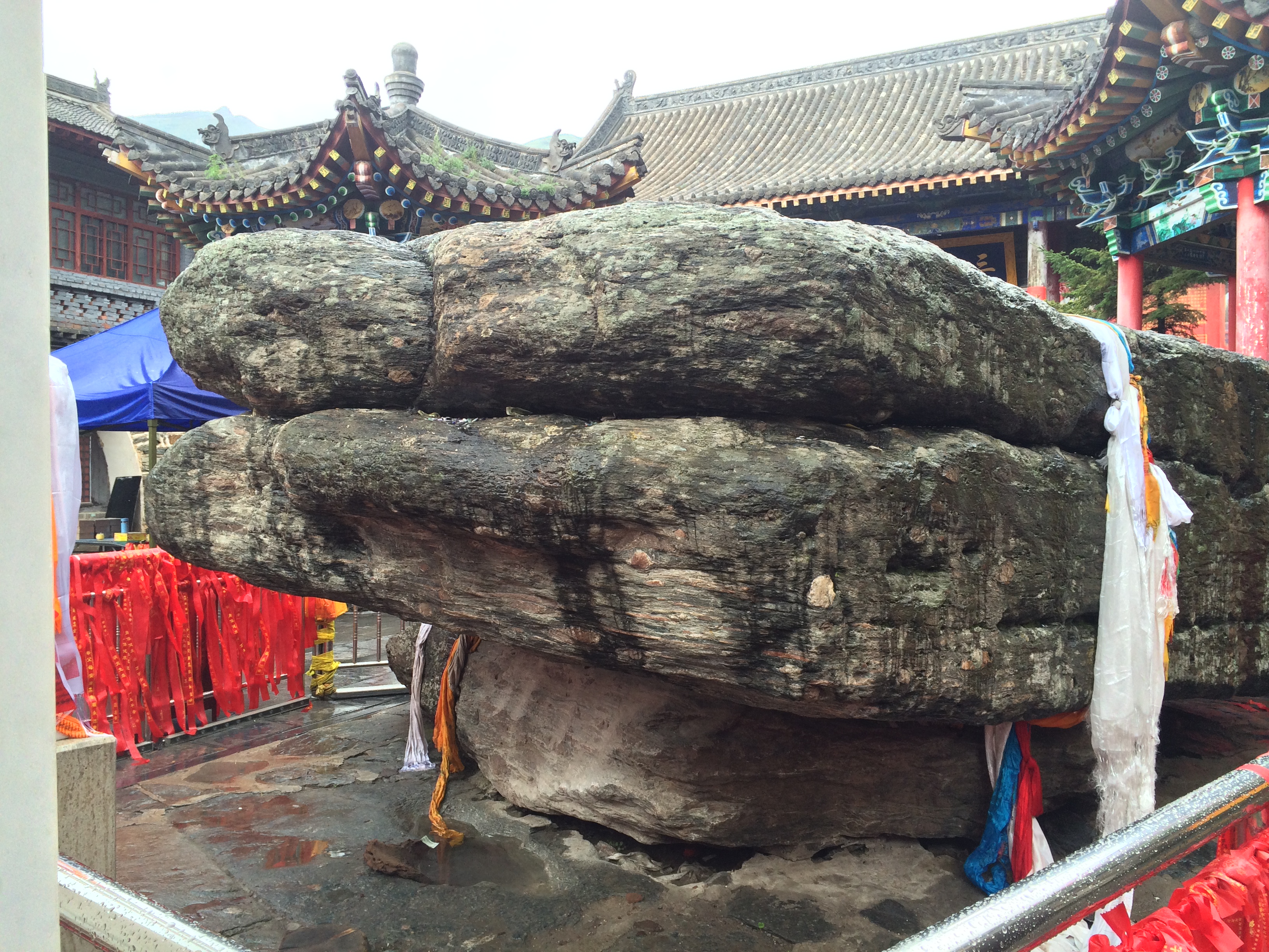 【携程攻略】五台山清凉寺景点,刚到清凉寺的门口天气很应景的下起了