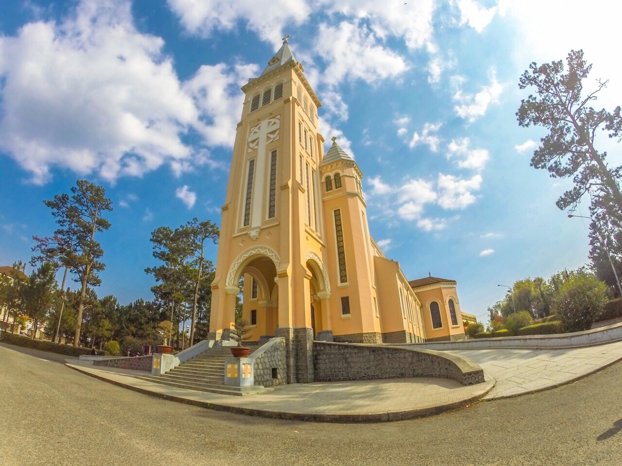 【携程攻略】大叻大叻天主教堂景点,大叻天主教堂始建于1931年,从外观