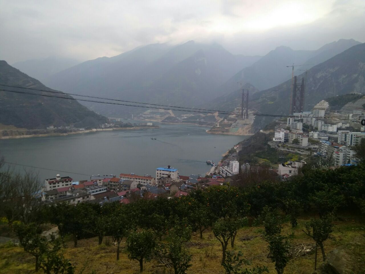 目前香溪长江大桥在建,美丽的西陵峡矗立在江边,唯美!环境优美