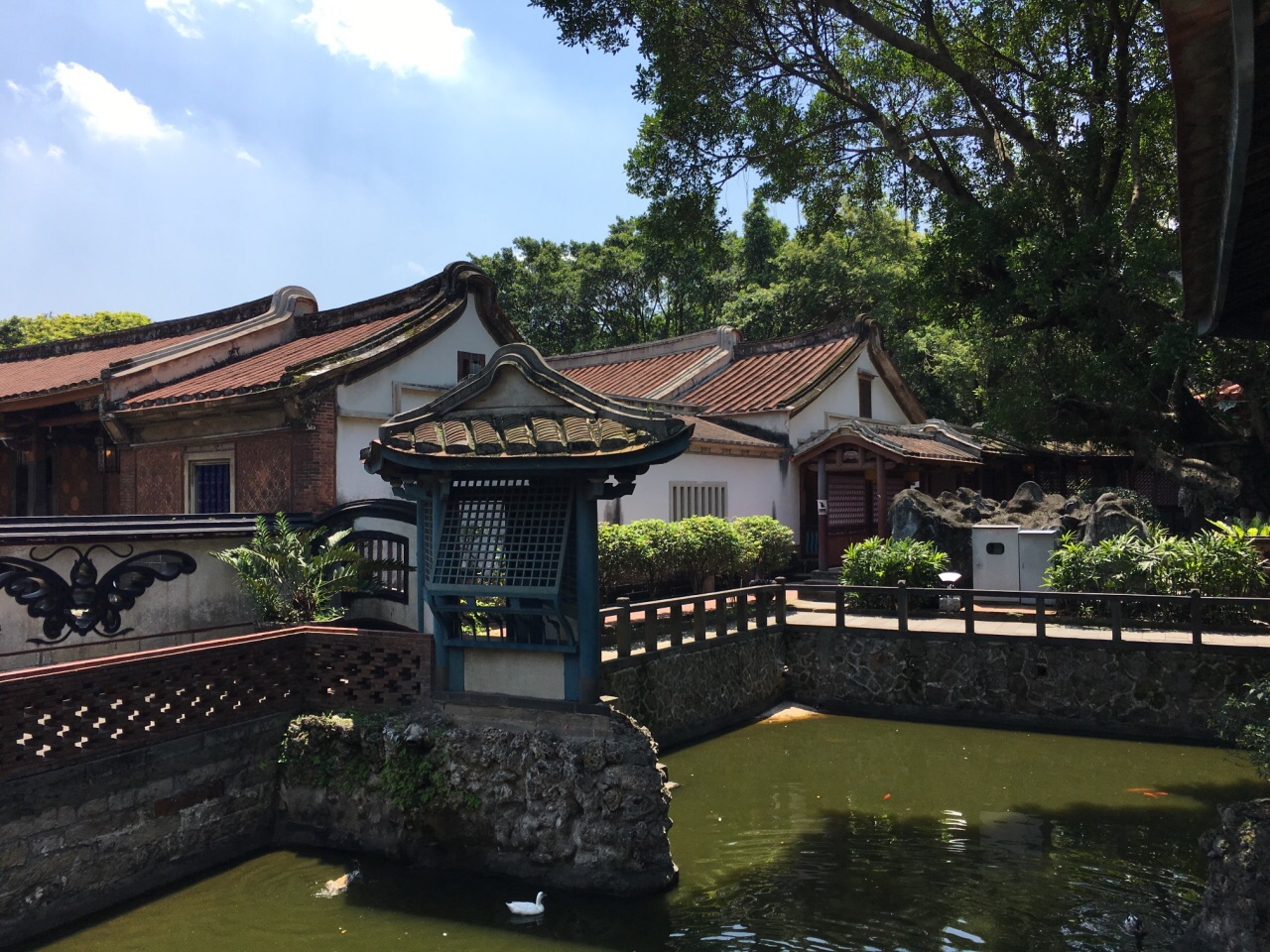 携程攻略 新北板桥林家花园景点 岭南特色 起墙为山 园林古榕环抱 古厝在修缮中 只能从后面管窥一