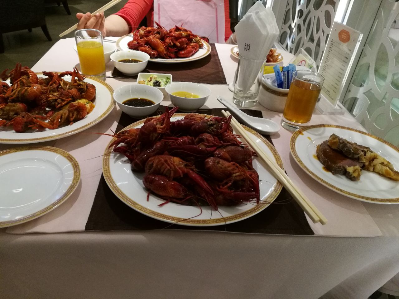 王宝和大酒店的自助餐厅,王宝和吃大闸蟹最出名,不过自助餐小龙虾畅吃