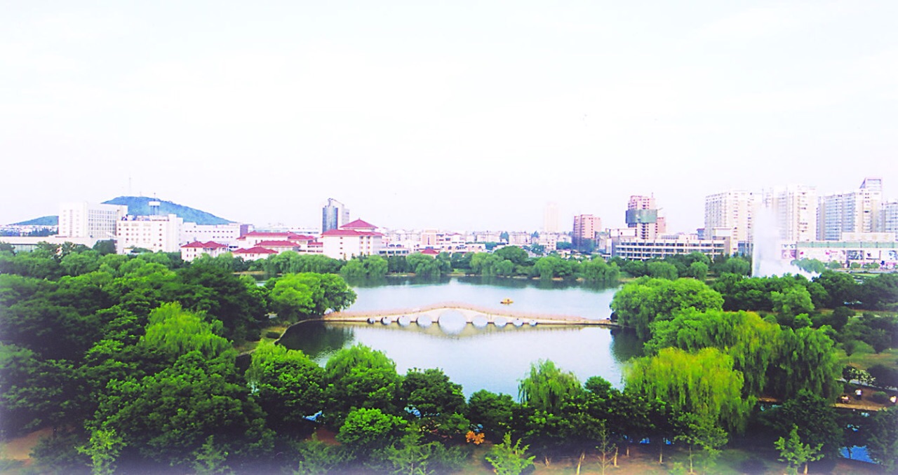 龍湖公園位於淮南市田家庵區,水面開闊,設施齊全,景點較多,園中有園