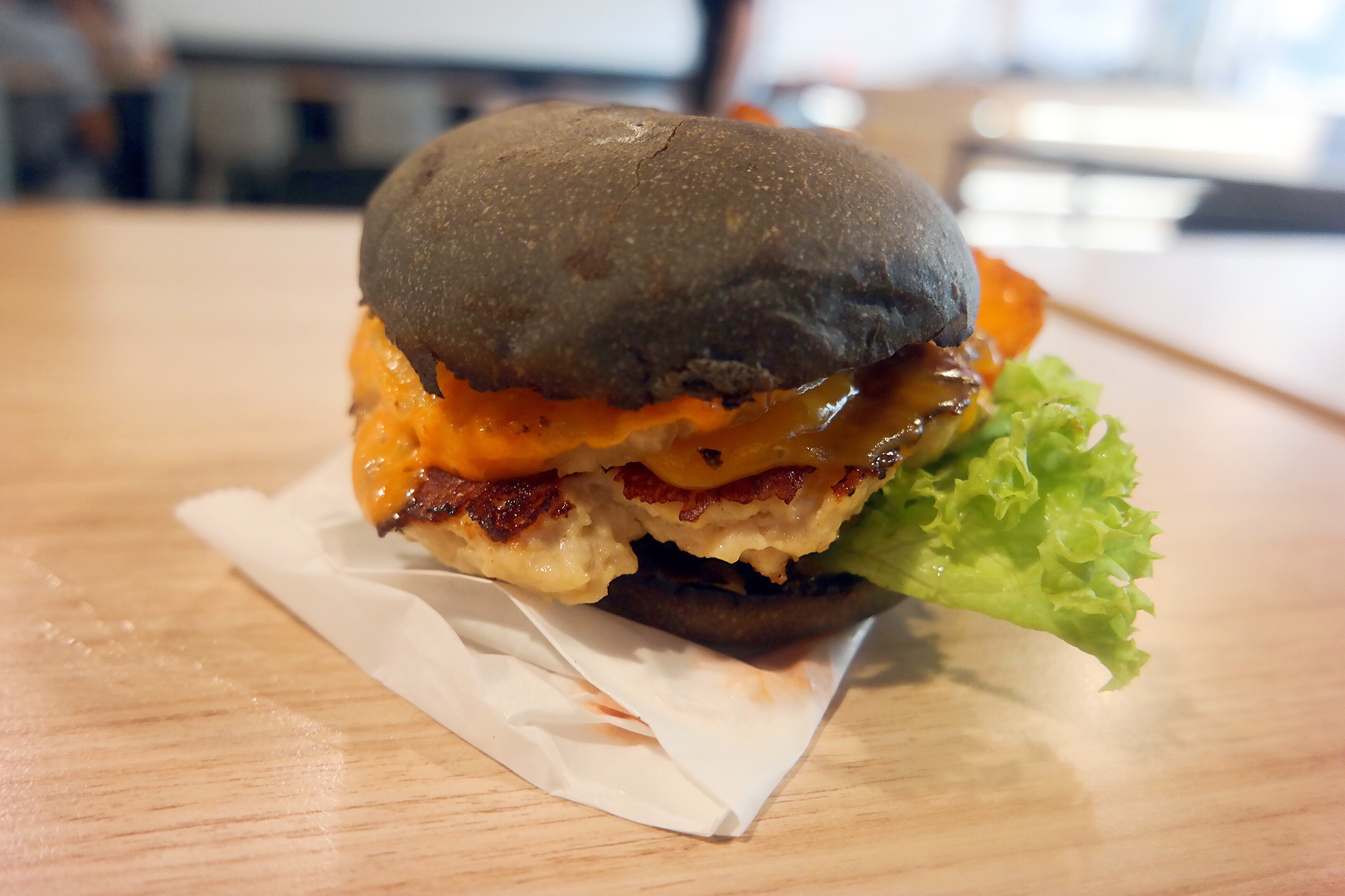 超大个的汉堡,里面的料也非常足,还可以自己选择加什么食材放汉堡里