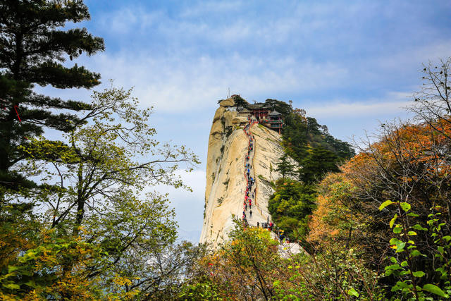 自古華山一條路 感受山巔雲翻滾