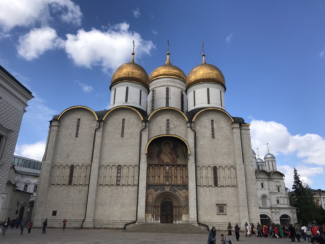 圣母升天大教堂,位于克里姆林宫内大教堂广场的北侧,是一座东正教教堂