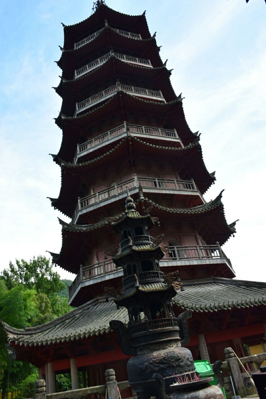 【携程攻略】宁波阿育王寺景点,地铁二号线宝幢站下,步行一公里左右.
