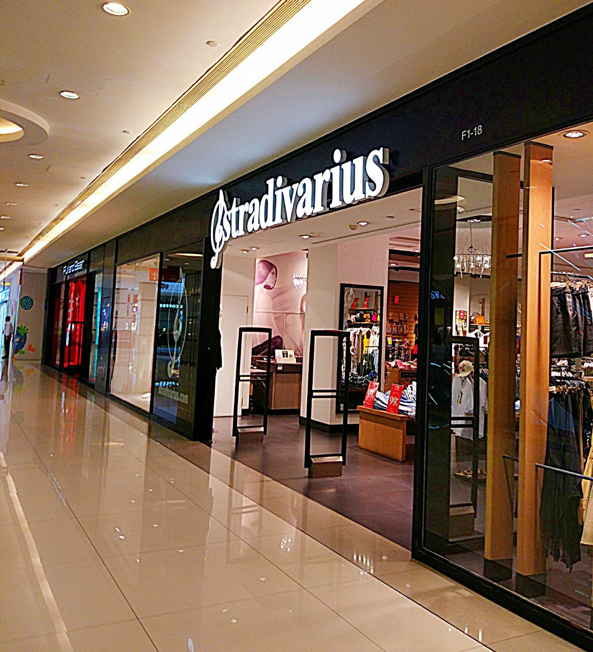 stradivarius的这家门店位于人气很旺的武宁路我格广场内.