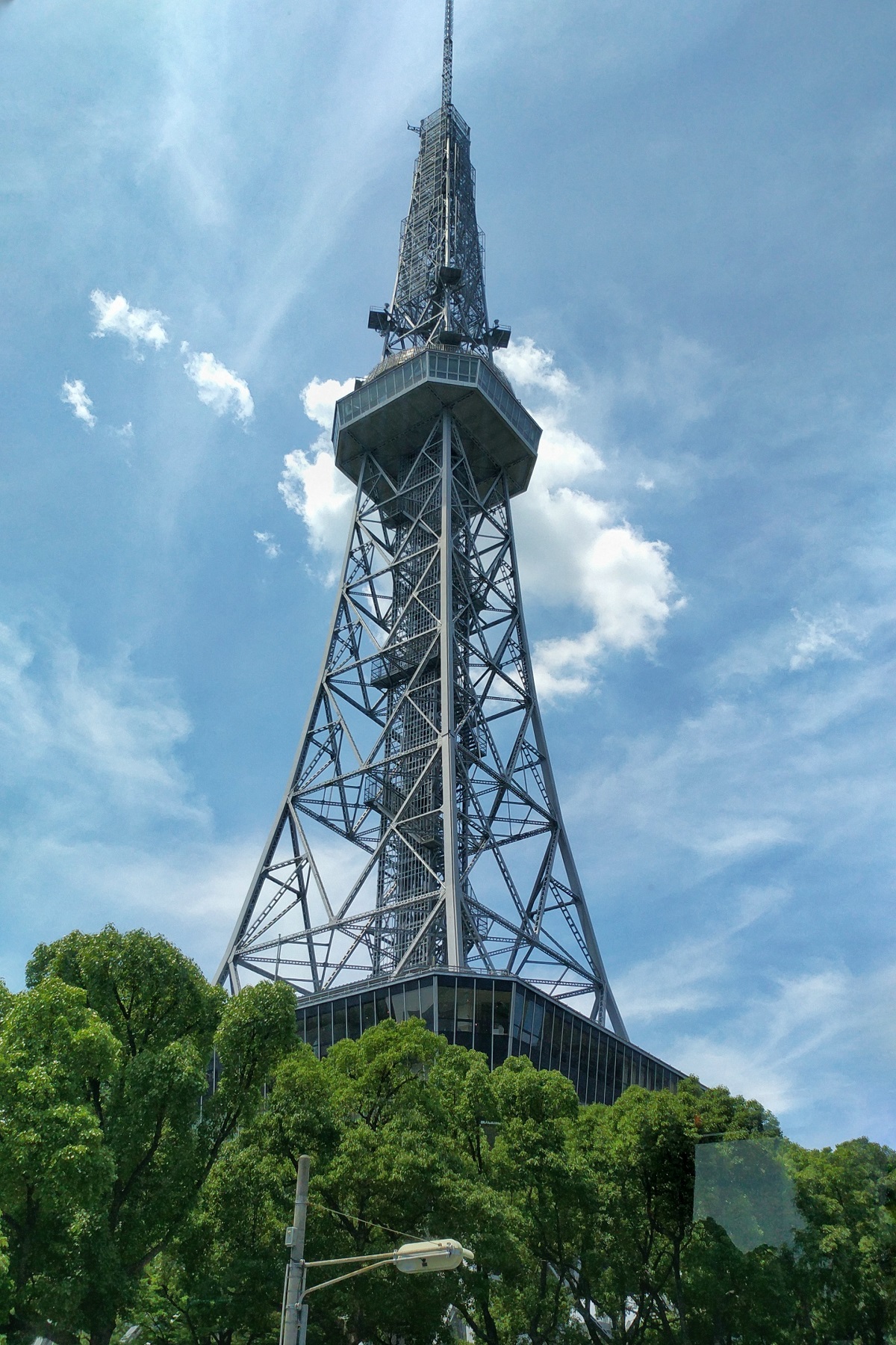 是日本最早建成的电波塔,虽然高度不能和现在的电视塔媲美,但仍旧是