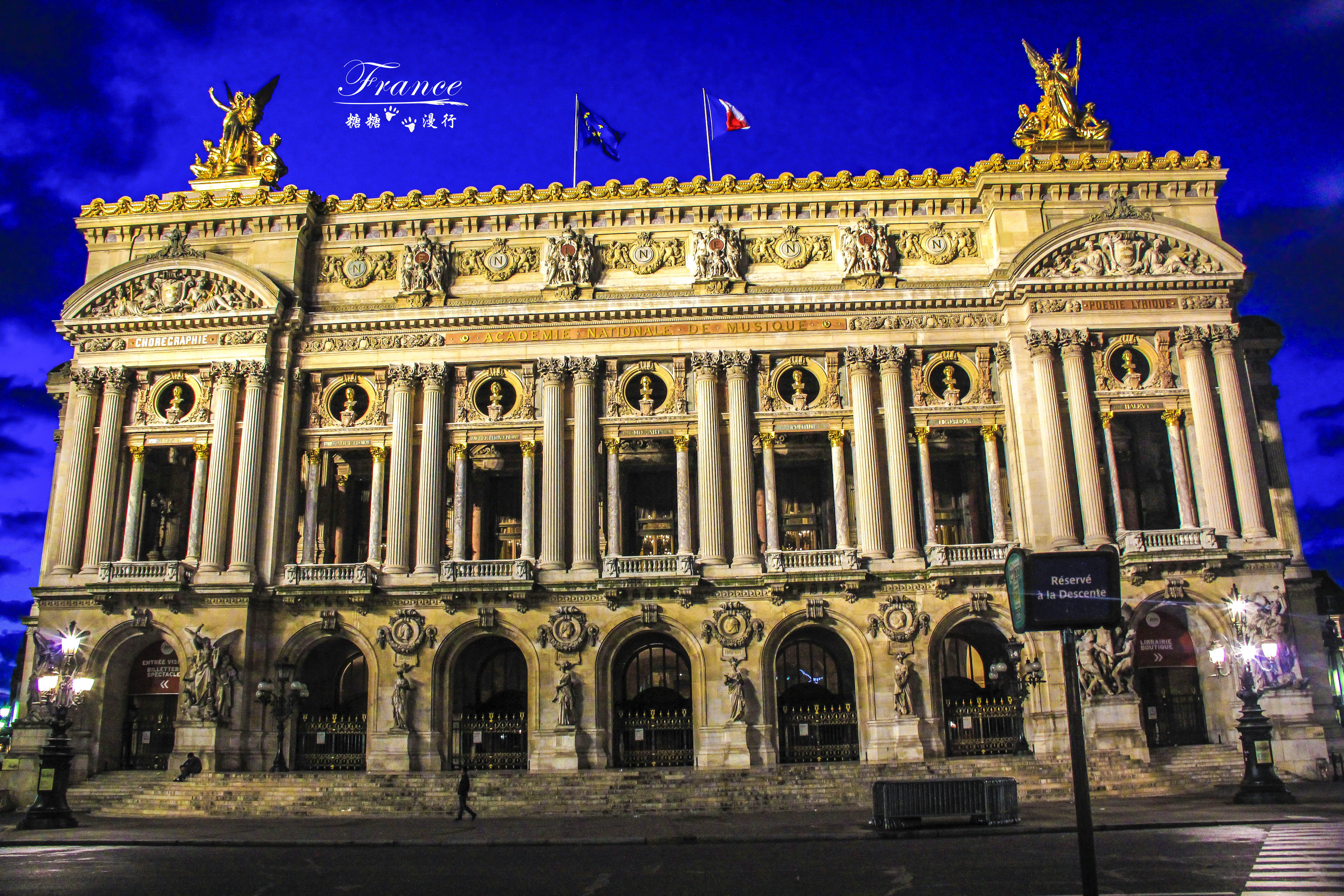 法兰西第二帝国的重要纪念物,剧院立面仿意大利晚期巴洛克建筑风格,并
