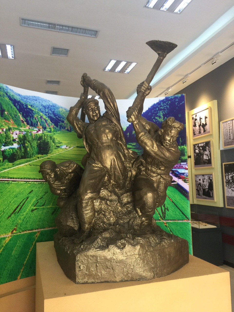 在南泥湾革委会的院里,临时的一个展览馆.