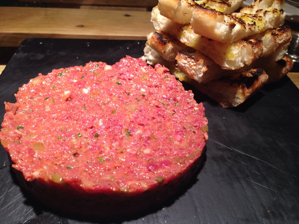 la ensaladilla y el steak tartar (fuera de carta) muy