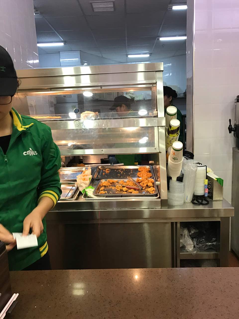 2018-05-12 华莱士的汉堡,炸鸡,薯条口味不错,但价格只有洋快餐的一