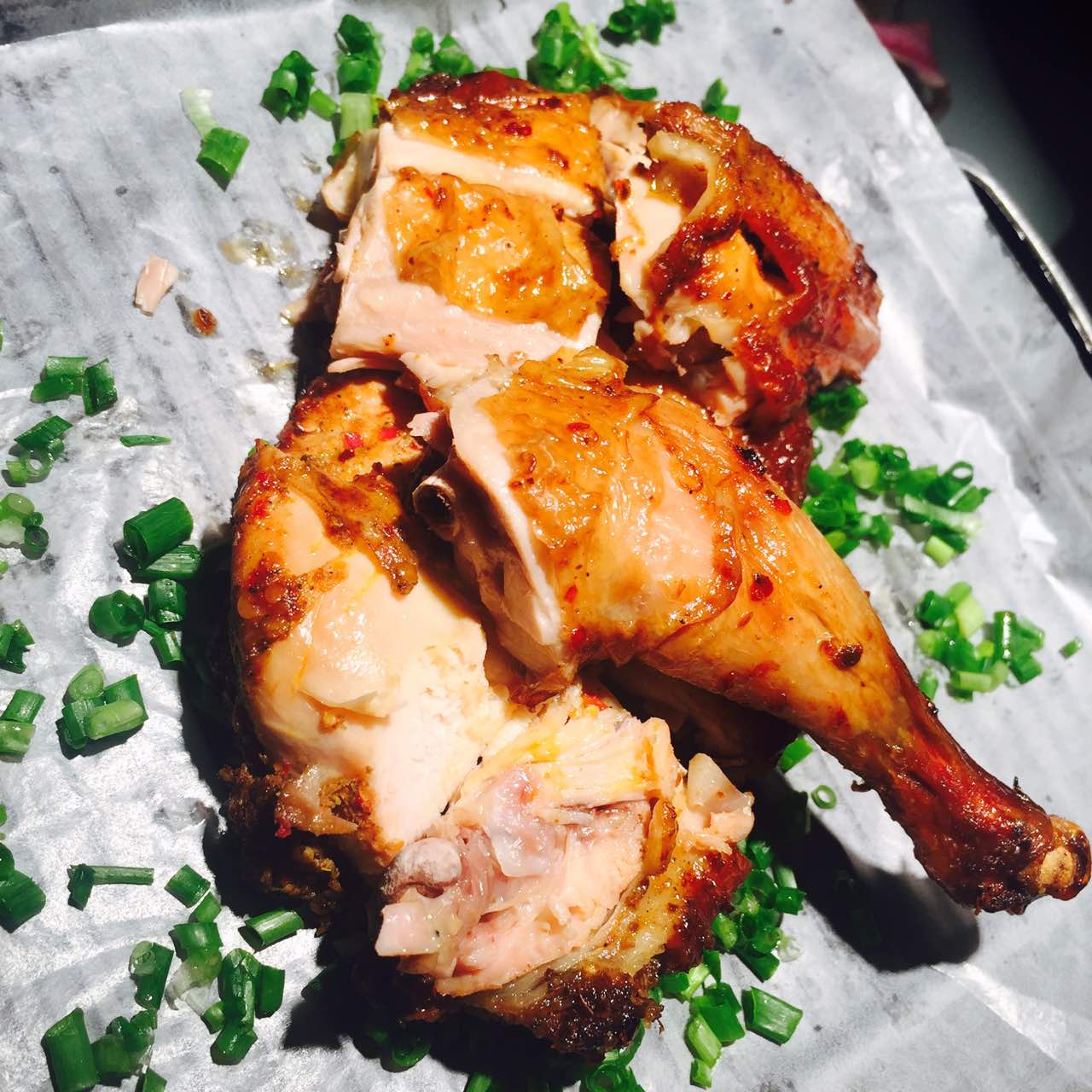 排队热情不减啊烤肉 不错放在铁板上 味道不错烤鸡