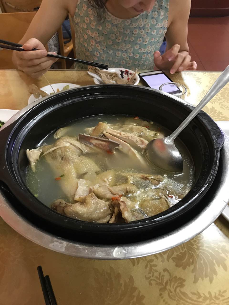 肚包鸡的味道很赞,鸡汤很好喝.服务态度也不错.