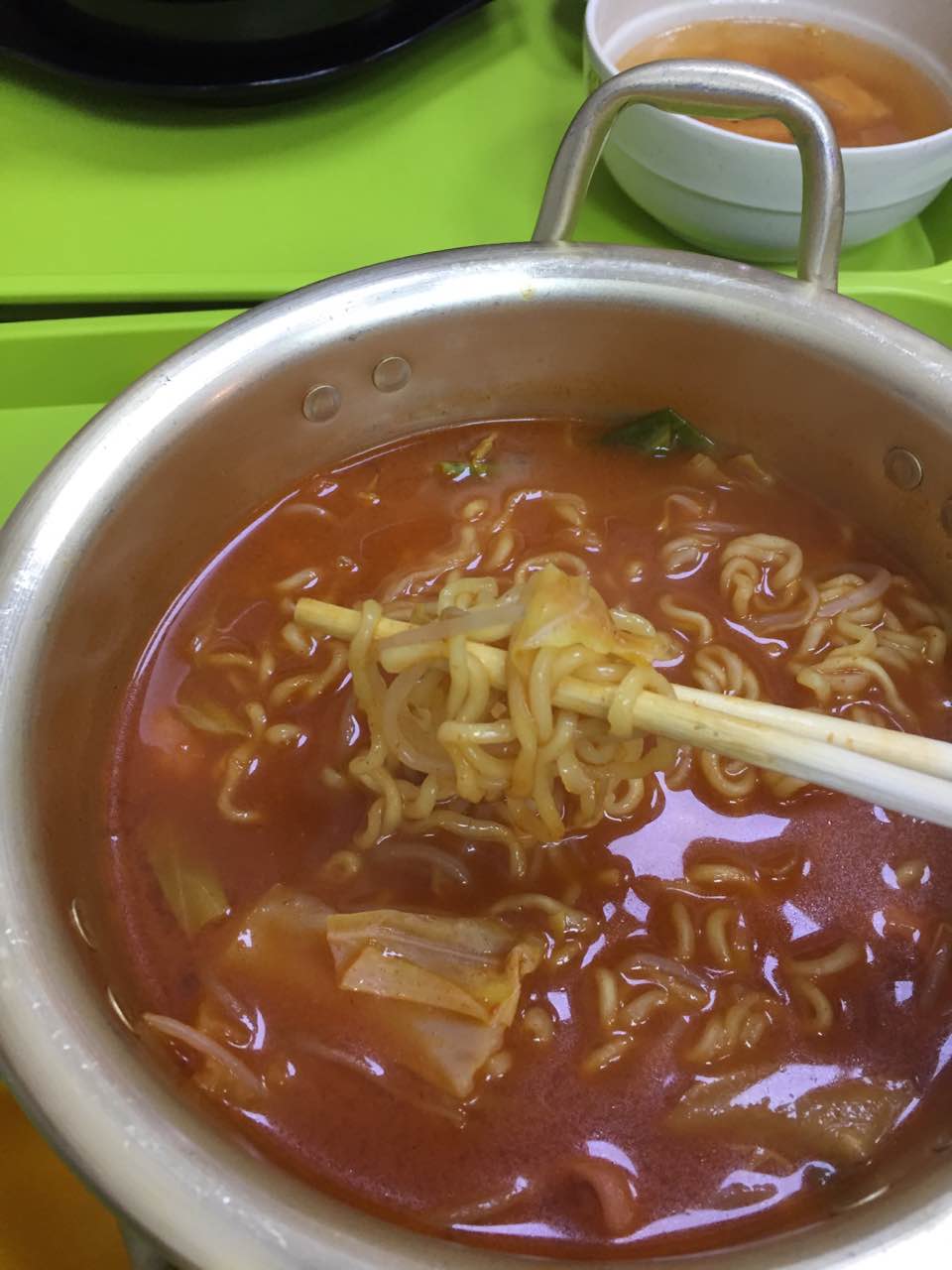 什么鬼还叫辛拉面,难吃死了,超级难吃,辛拉面的面是粗的,这是什么鬼