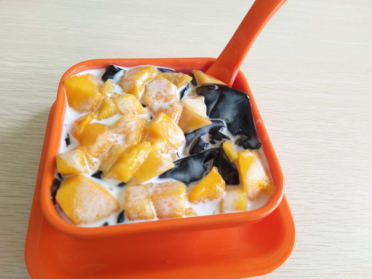 我点的芒果椰汁凉粉,味道一般,本来是想吃个冰的解解暑,但是一点都不