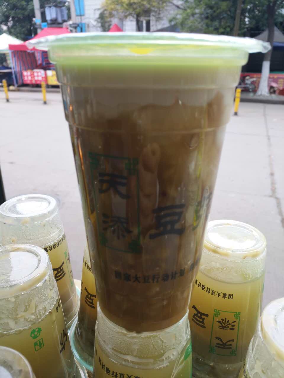这家店里的绿豆汤非常非常不错哦,天气冷的话喝一杯热的牛奶燕麦粥