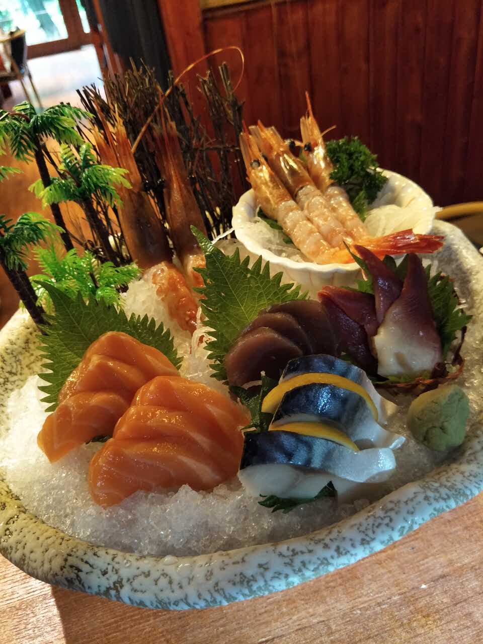 很不错的日式居酒屋噢,环境很喜欢,菜品也很美味,服务确实很热情