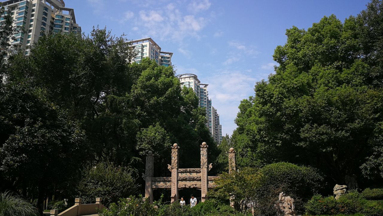 徐光启家族的墓园,也在光启公园内,只是没想到有这么大,平时沿马路