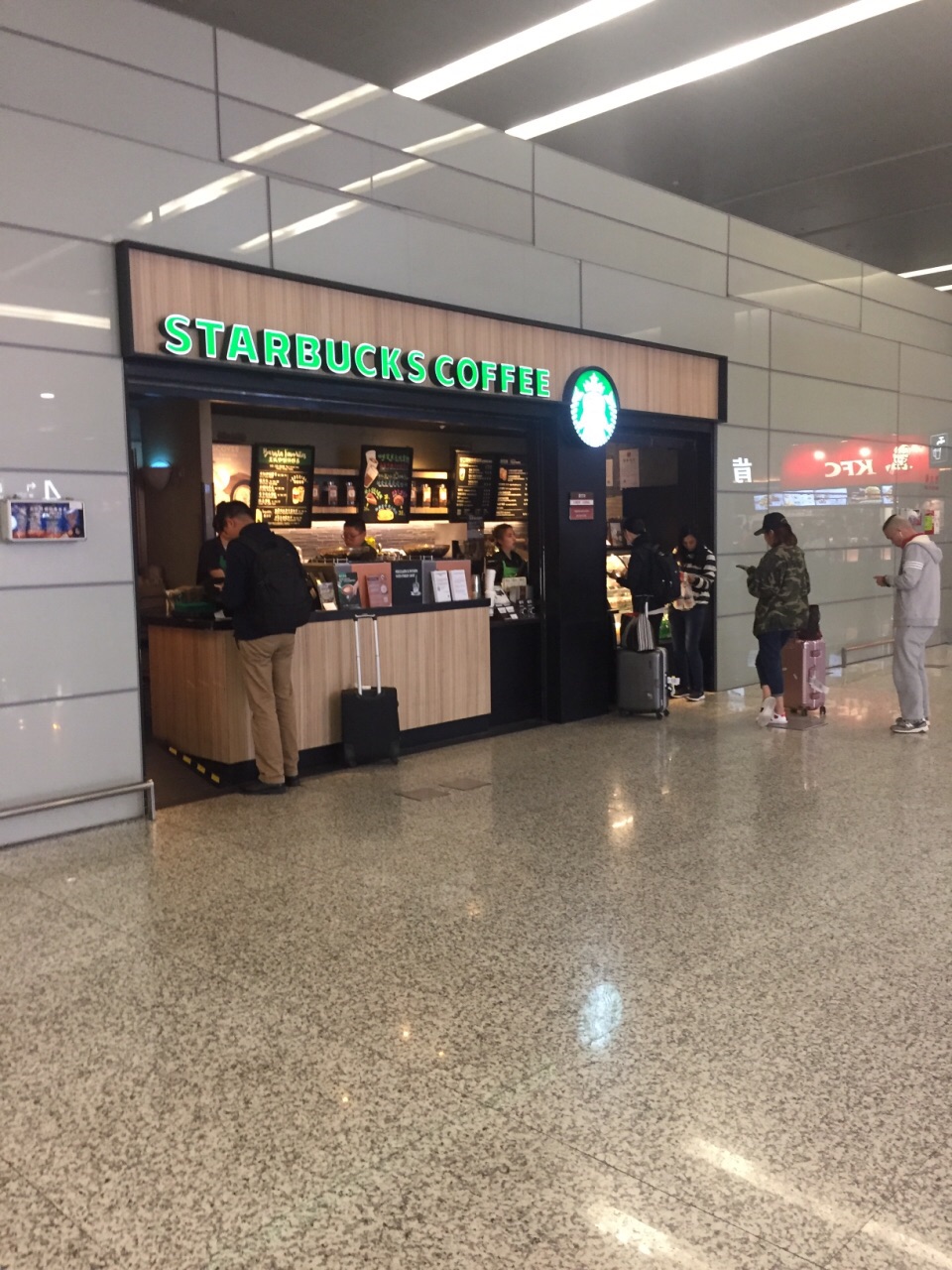 2021星巴克虹桥机场t2到达店(虹桥机场t2一店)美食餐厅,生意看起来