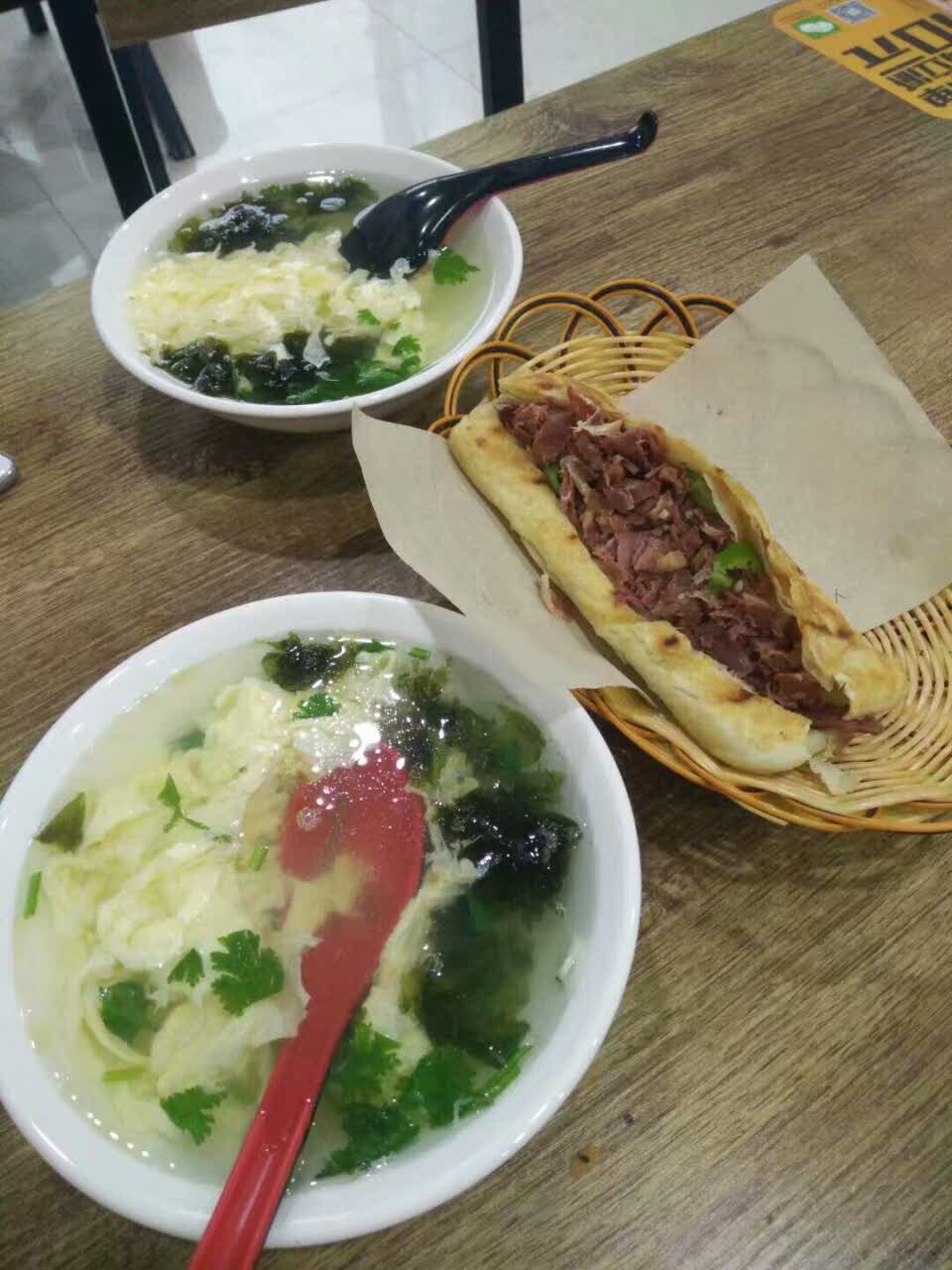2023河间驴肉火烧过桥米线(万达店)美食餐厅,下雨天偶然碰到的一家