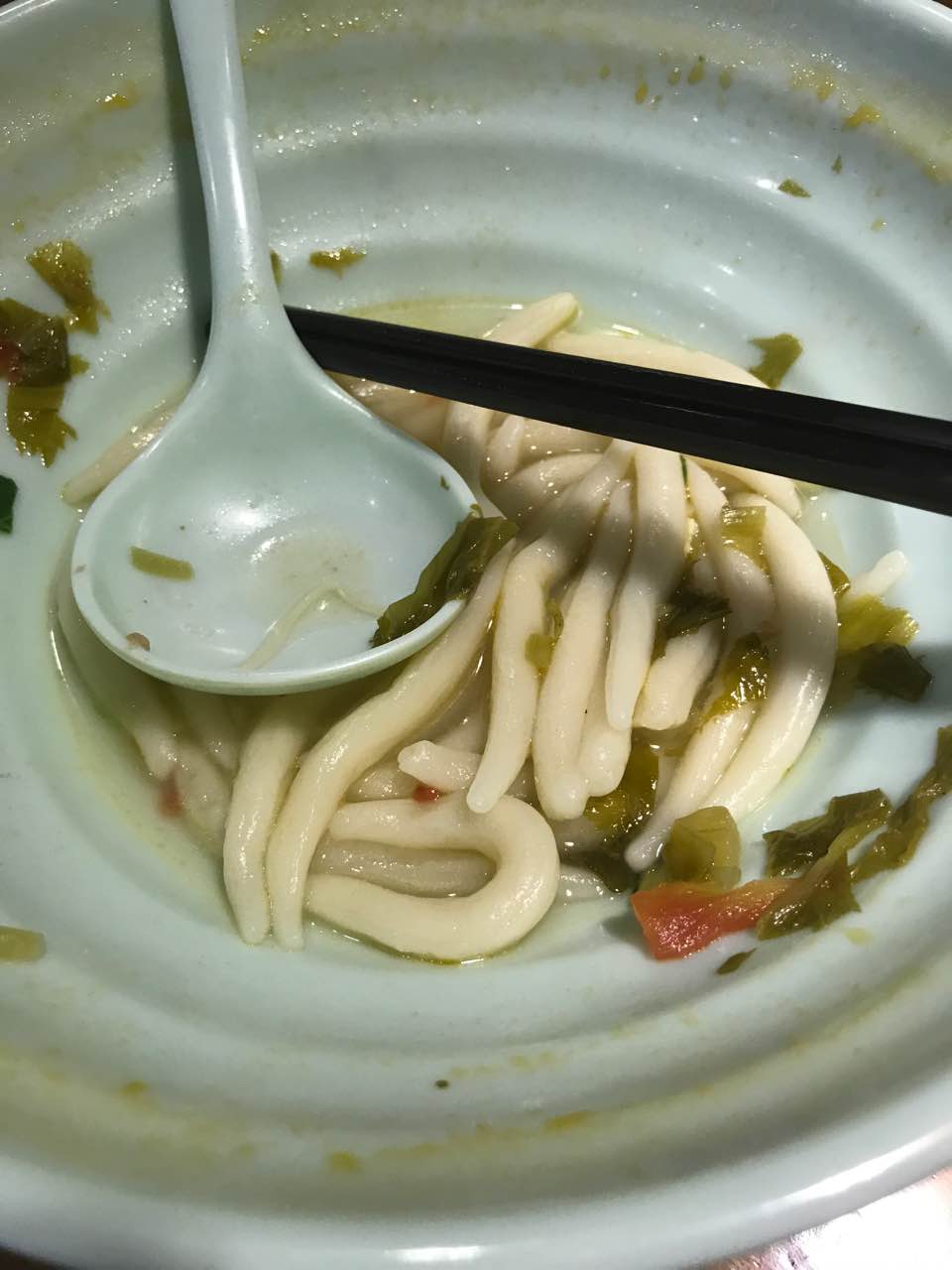 这面疙瘩吃起来像是年糕,平时吃面剩下的都是汤,今天剩下的都是面