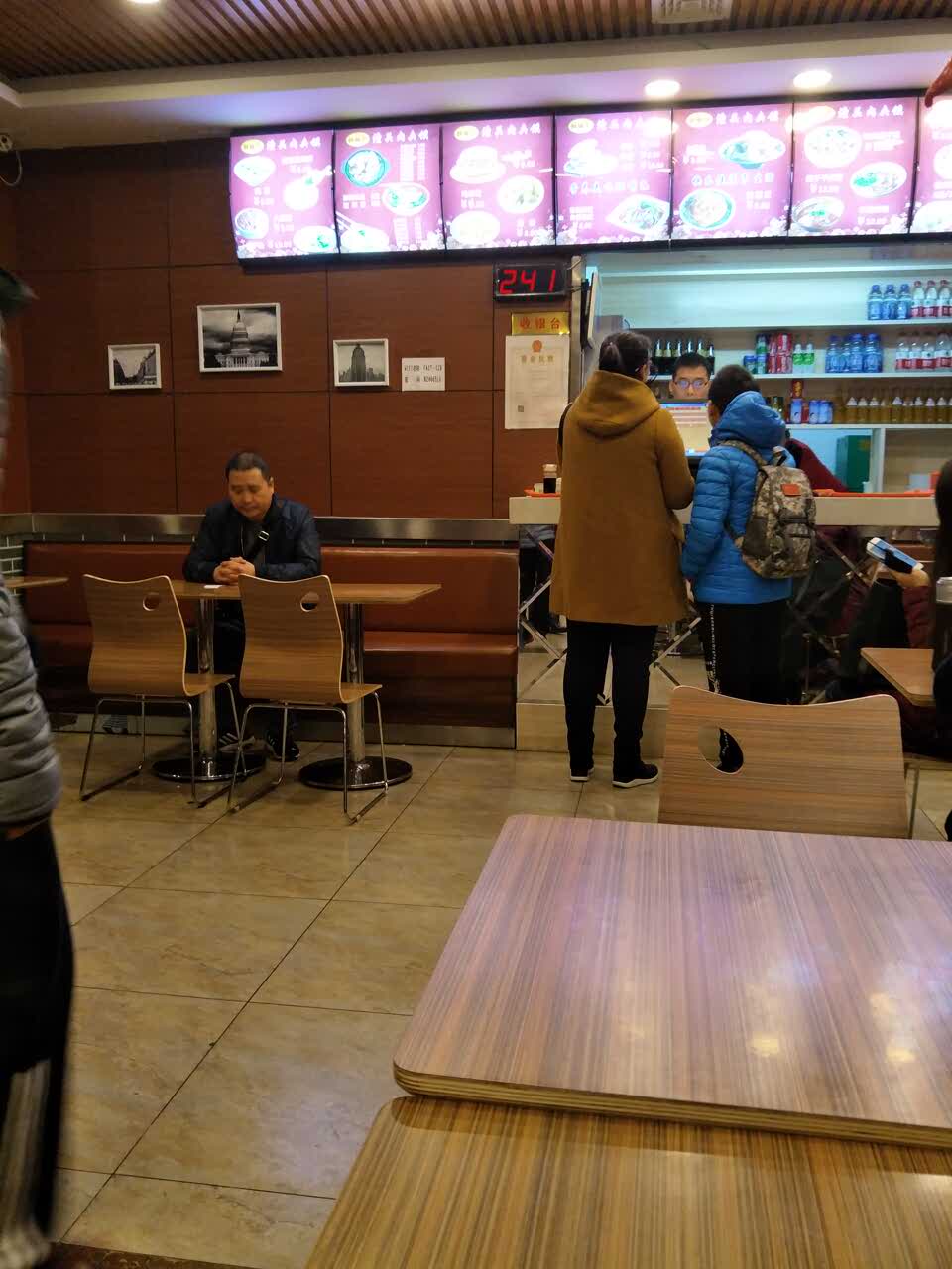 2022酥嘴巴老潼关肉夹馍美食餐厅,店内装修很有特点,老板服务.