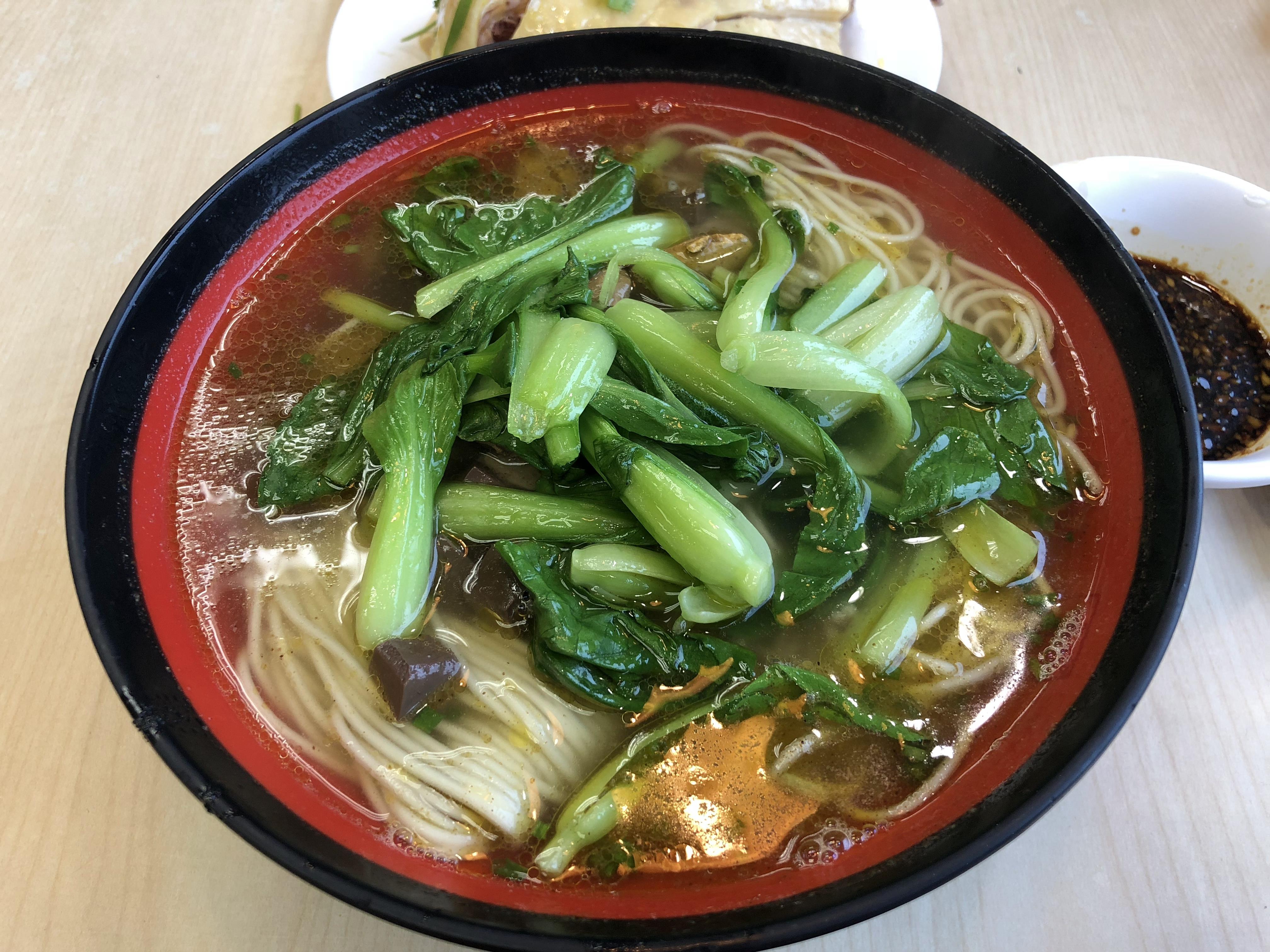 除了白斩鸡鸡粥和鸡汤面也都算是特色,从小吃到大的~ 服务还可以吧