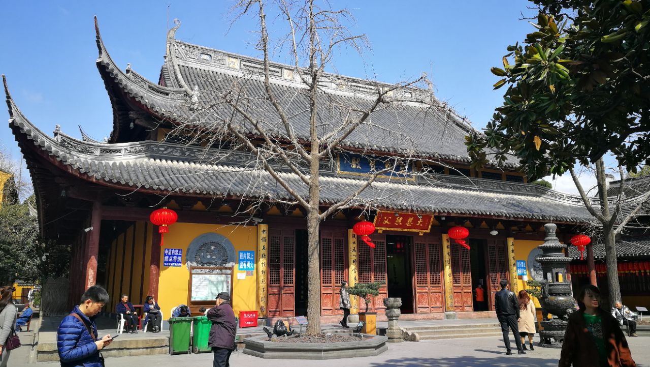 【携程攻略】上海龙华寺景点,早春,进入龙华寺一游,是日蓝天白云,色彩