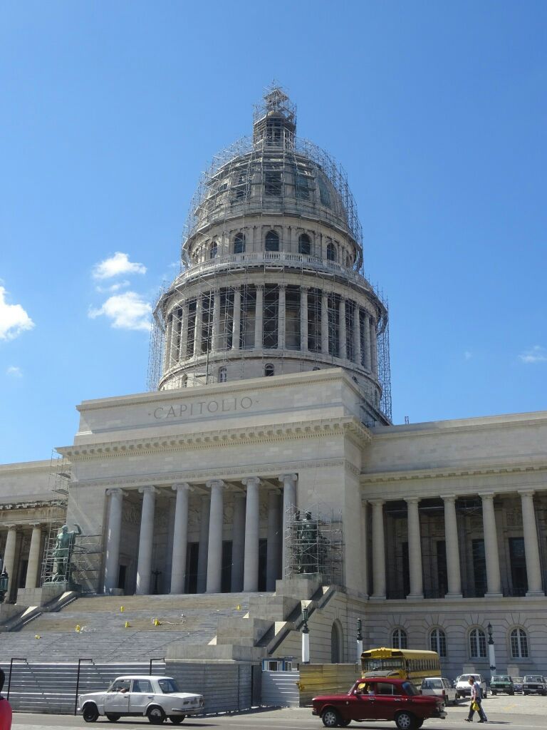 哈瓦那国会大厦是古巴最高的行政机构它的外形非常像美国的白宫