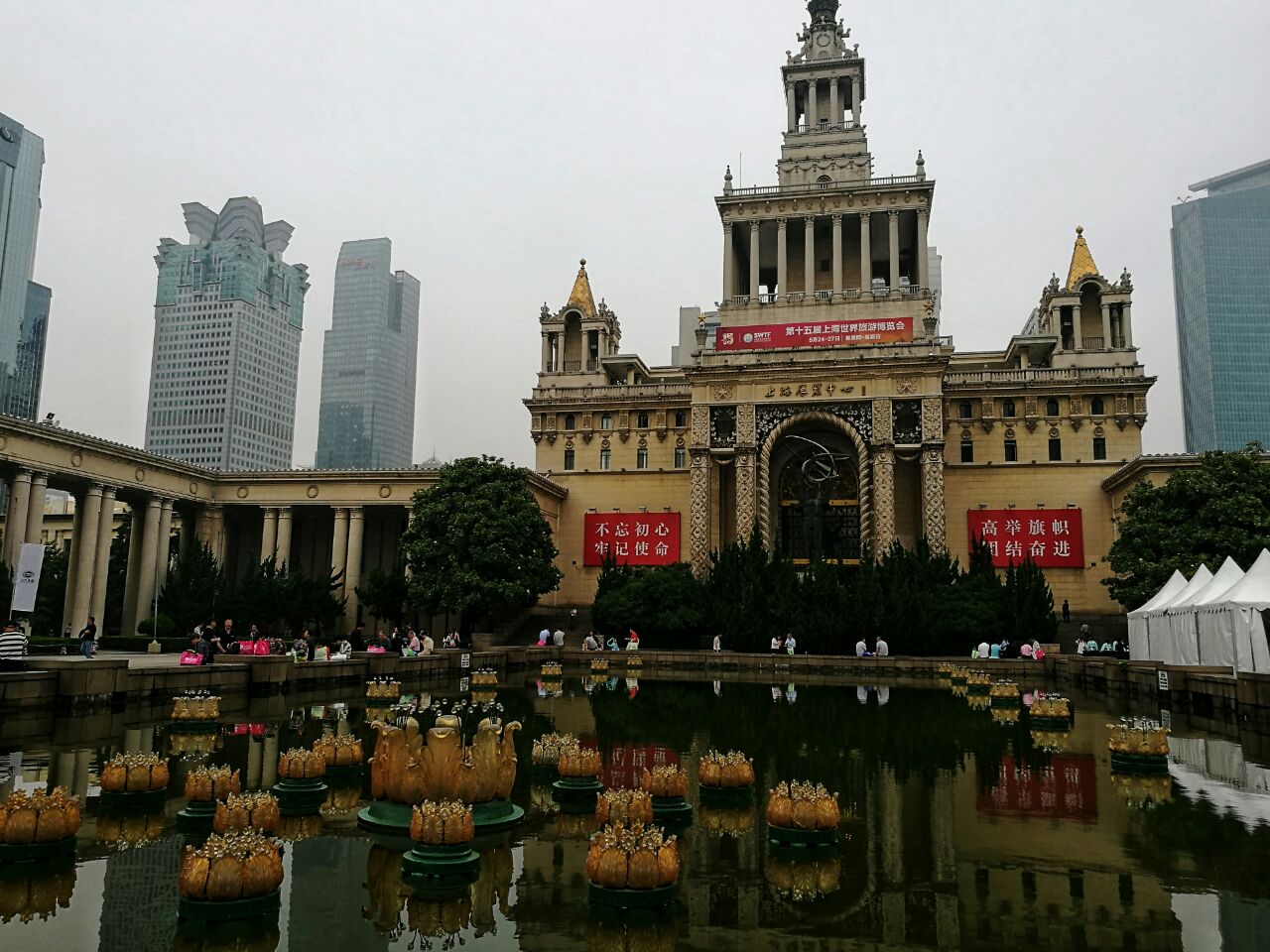 上海展覽中心原名中蘇友好大廈,由前蘇聯建築藝術家安德列耶夫設計,與