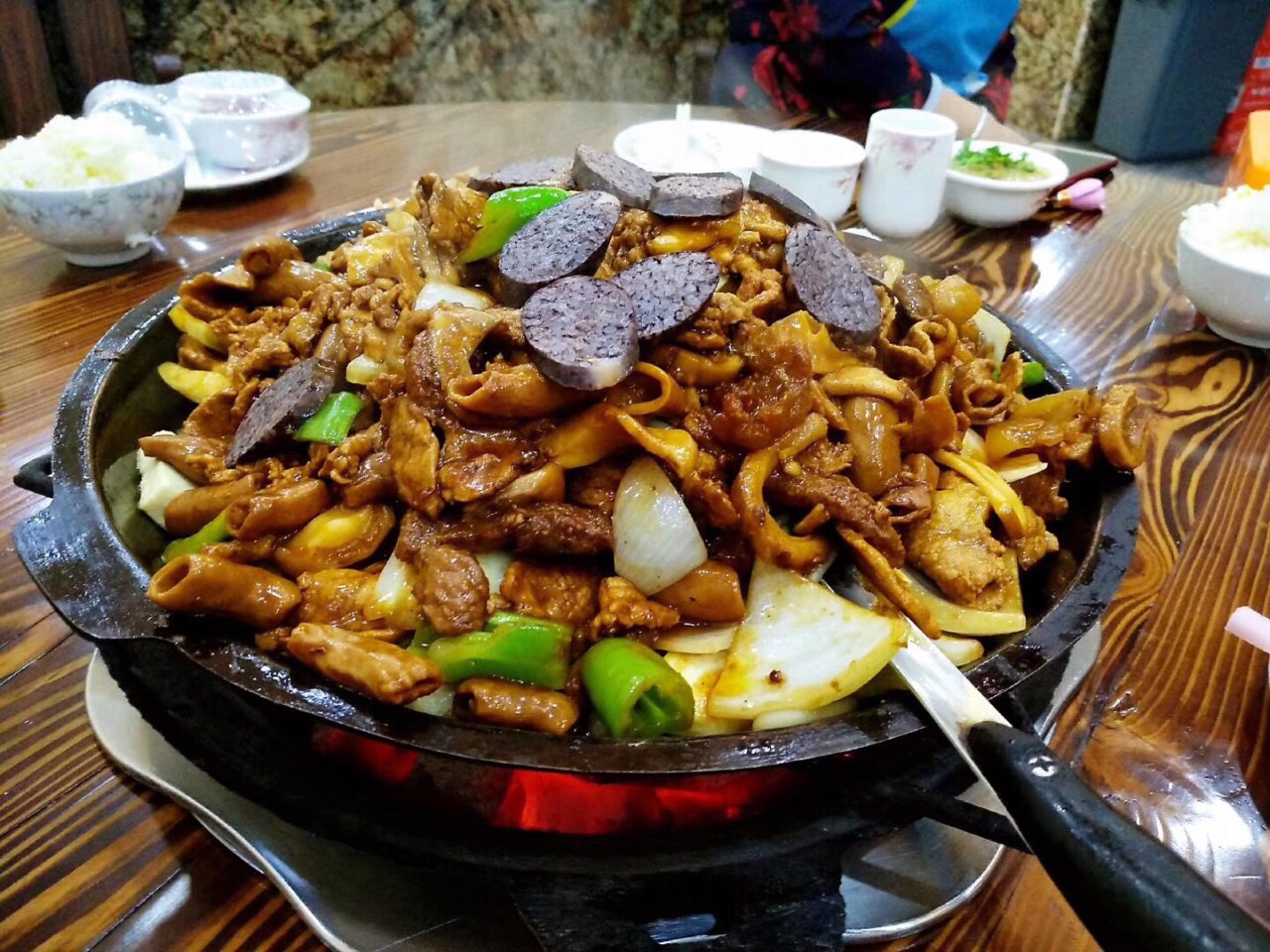 火盆烧烤应该是鲜族的一种特色美食,在集安就要这样一条美食街,他家