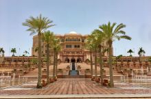#迪拜免费游#阿布扎比皇宫酒店 阿布扎比皇宫酒店位于阿拉伯联合酋长国首都阿布扎比西北的海岸边，是迄今