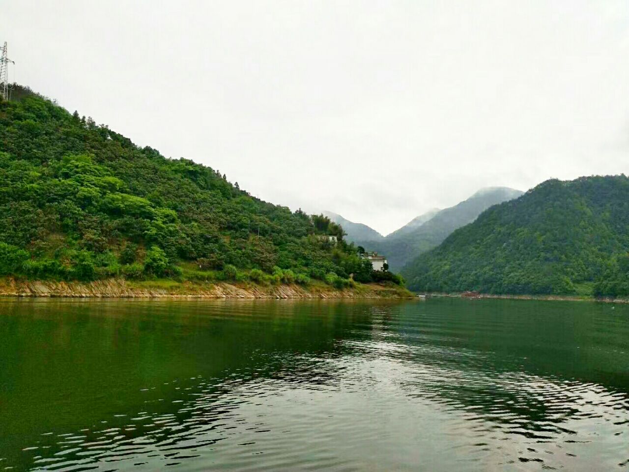 新安江山水畫廊風景區位於黃山市歙縣深渡鎮,全長約百里,景區以中國