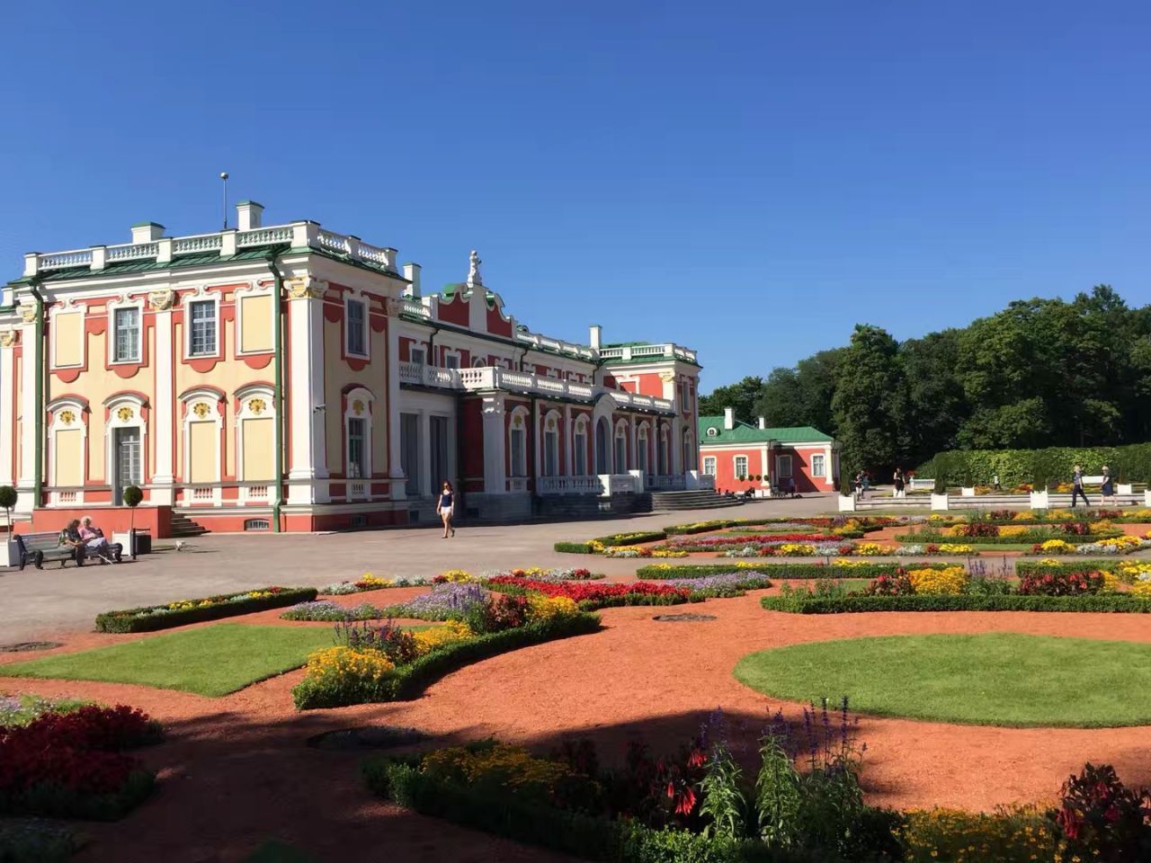 的宫殿非常的大气,红色的外墙面十分的喜庆,花园是典型的欧式皇家园林