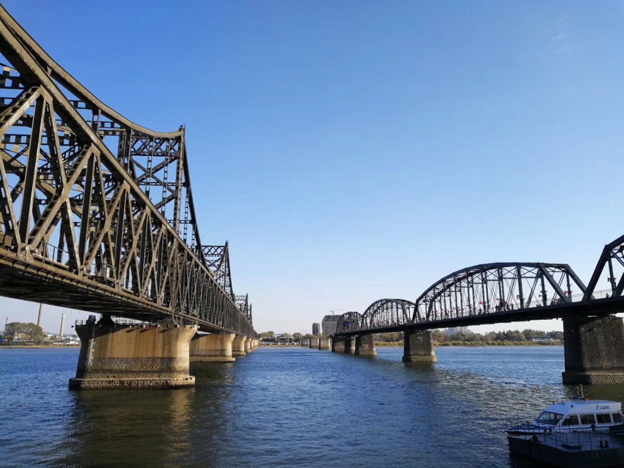 丹東市主要旅遊景點,位於鴨綠江岸邊,中朝邊境,原為日本侵略戰爭期間