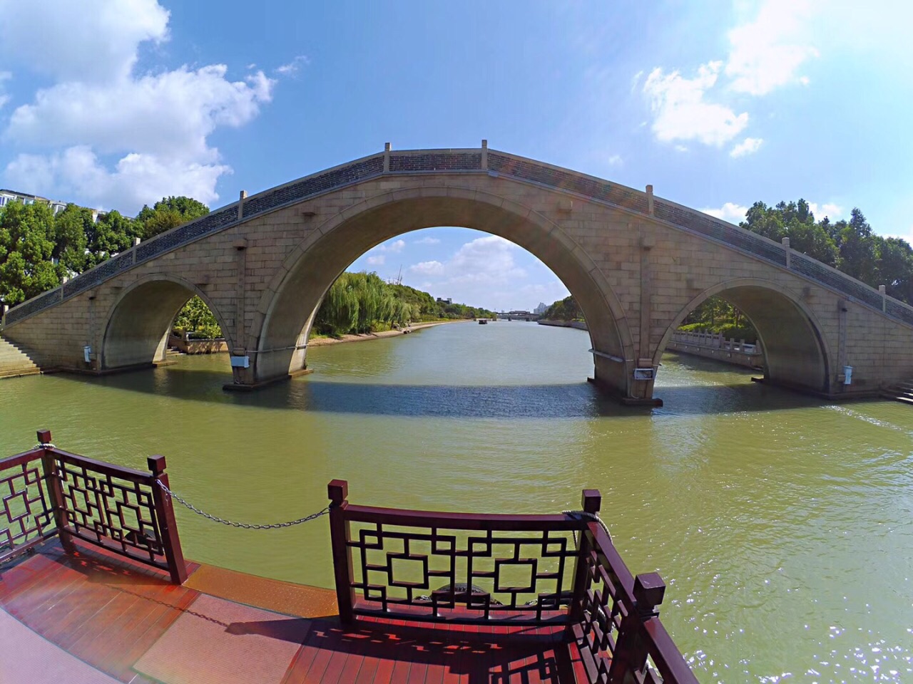 【携程攻略】苏州三步二桥景点,三步二桥俗称双桥，是甪直古镇的一大重要标志。甪直是中国著名的桥乡…