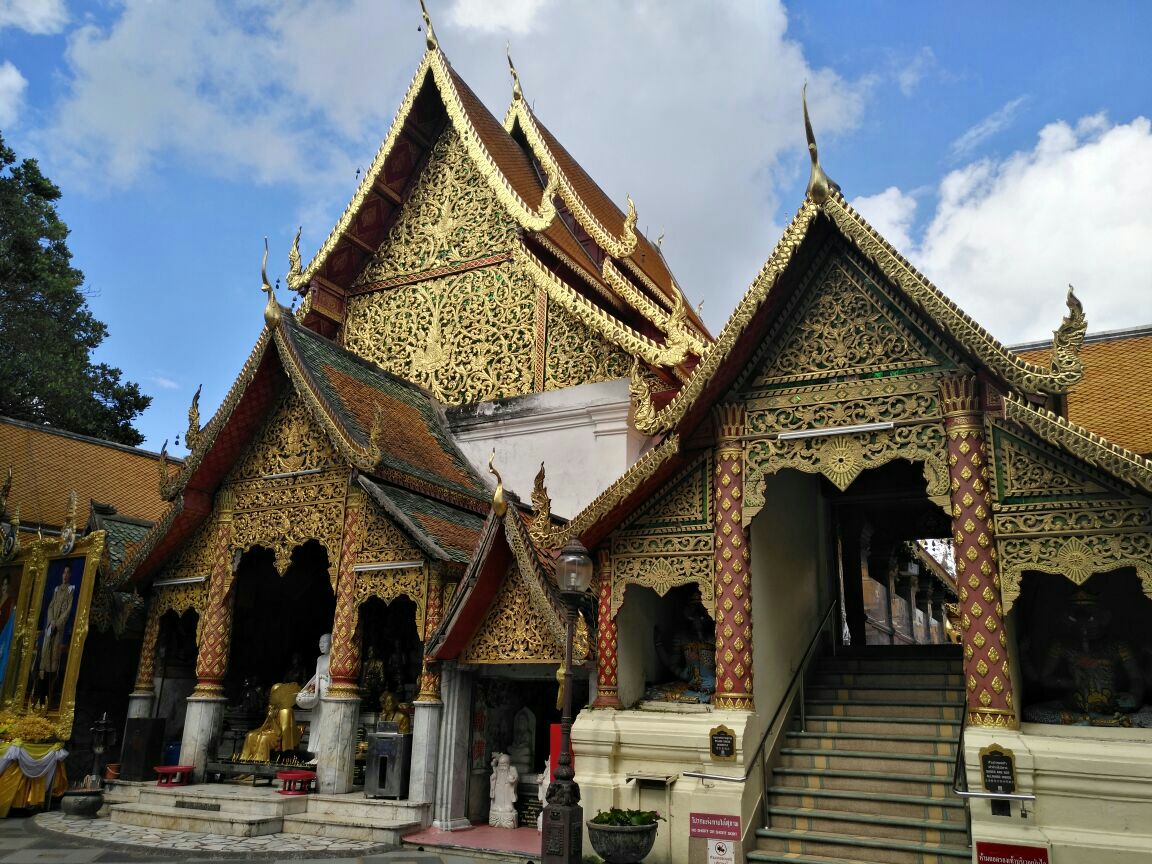 双龙寺也叫素贴寺,位于素贴山顶.是一座具有传奇色彩的佛教寺庙.