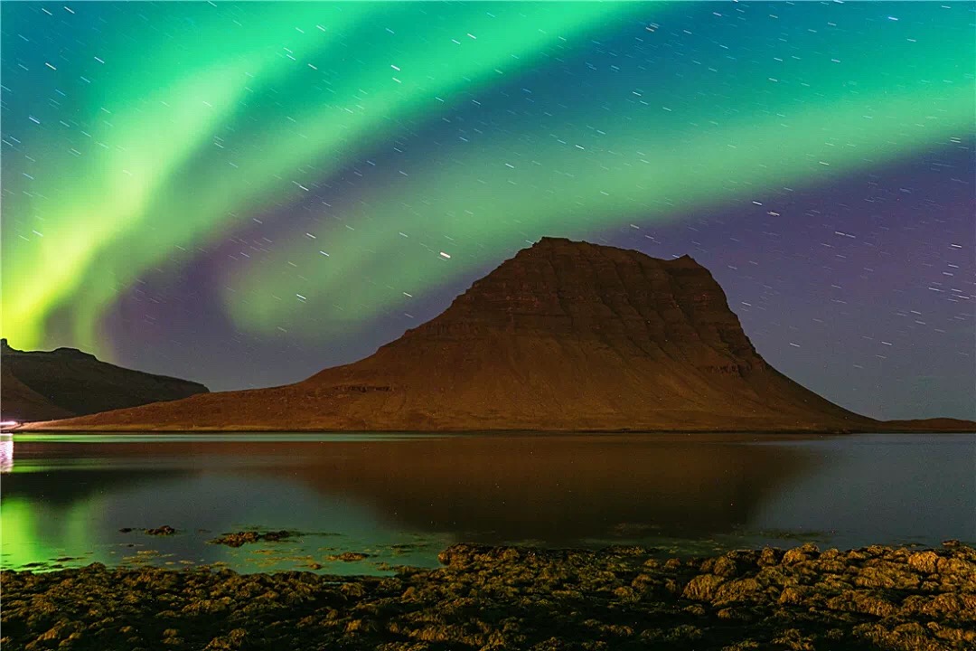 冰岛人,简直像有北极光特权一样,一年近8个月,全冰岛都能看到北极光.