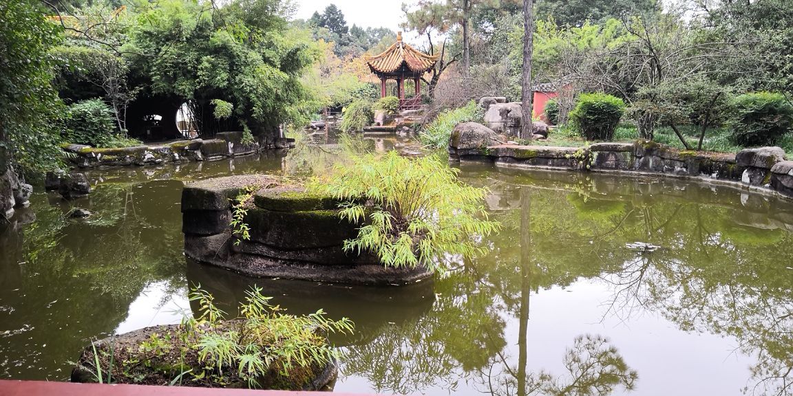 绵阳富乐山是一个免费公园,有两道大门.