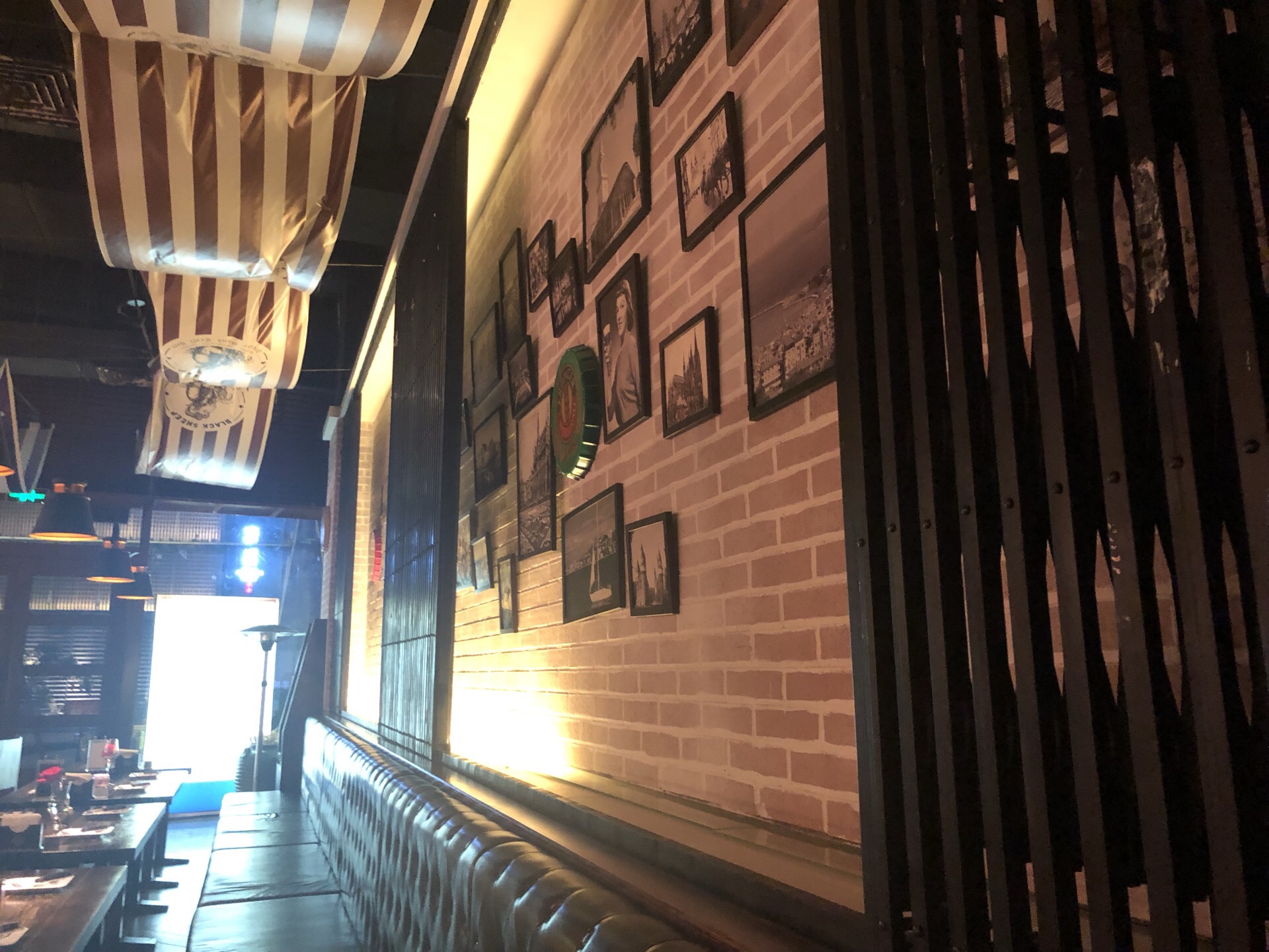 介于君尚紫金广场和jfc交界的商场,环境装修得挺好的,感觉很有酒吧