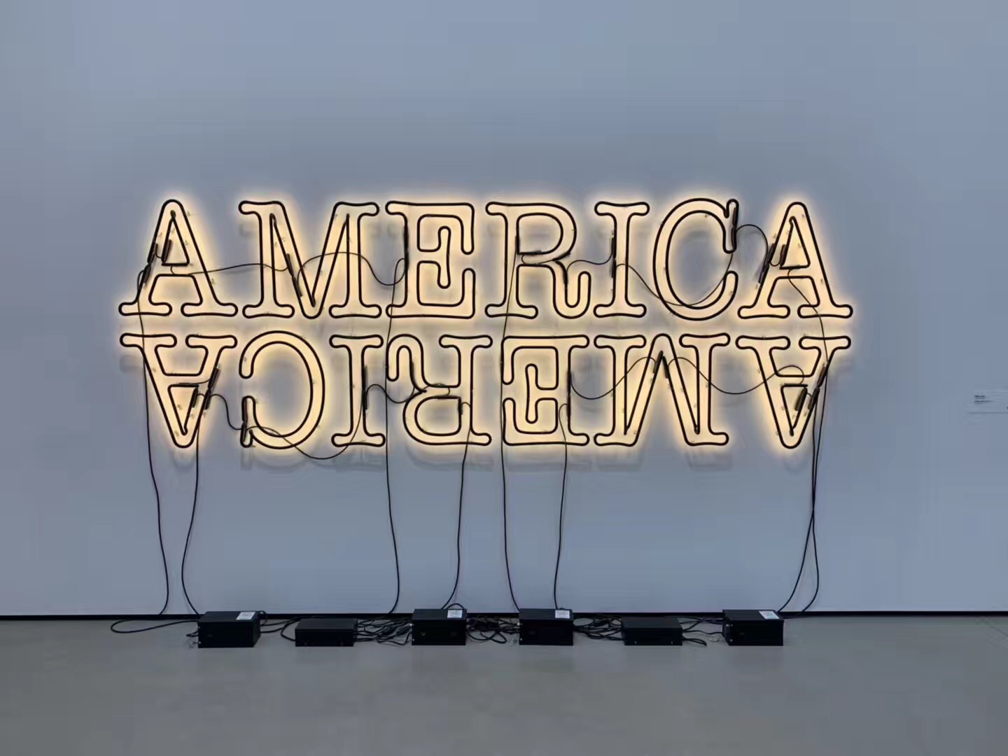 博物馆装得自己很文艺很有艺术气息一样thebroad中文译为布洛德艺术