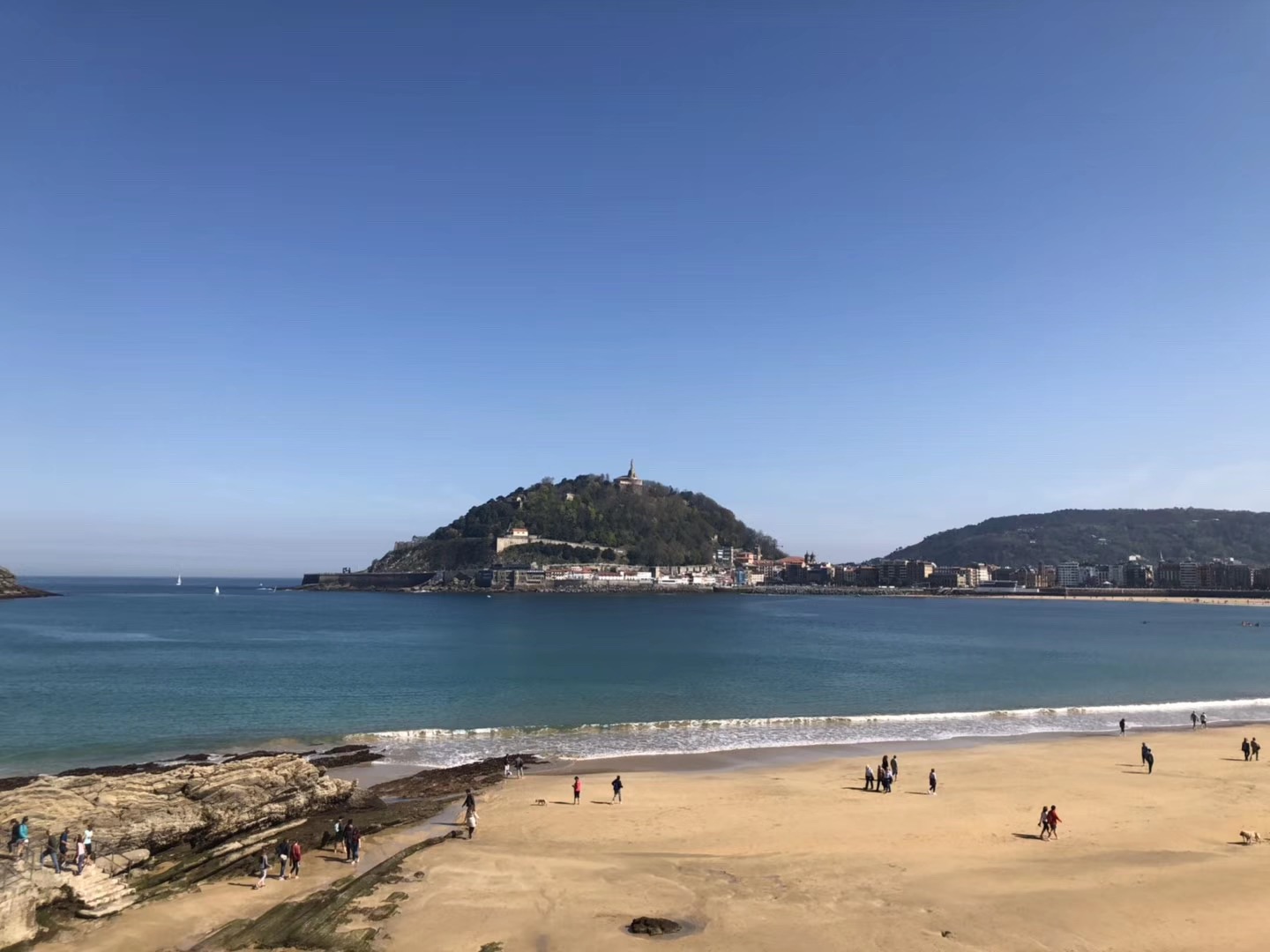 越南木岛 风景很不错 真的是海天一色 而且在阳光的折射下 海的颜色也