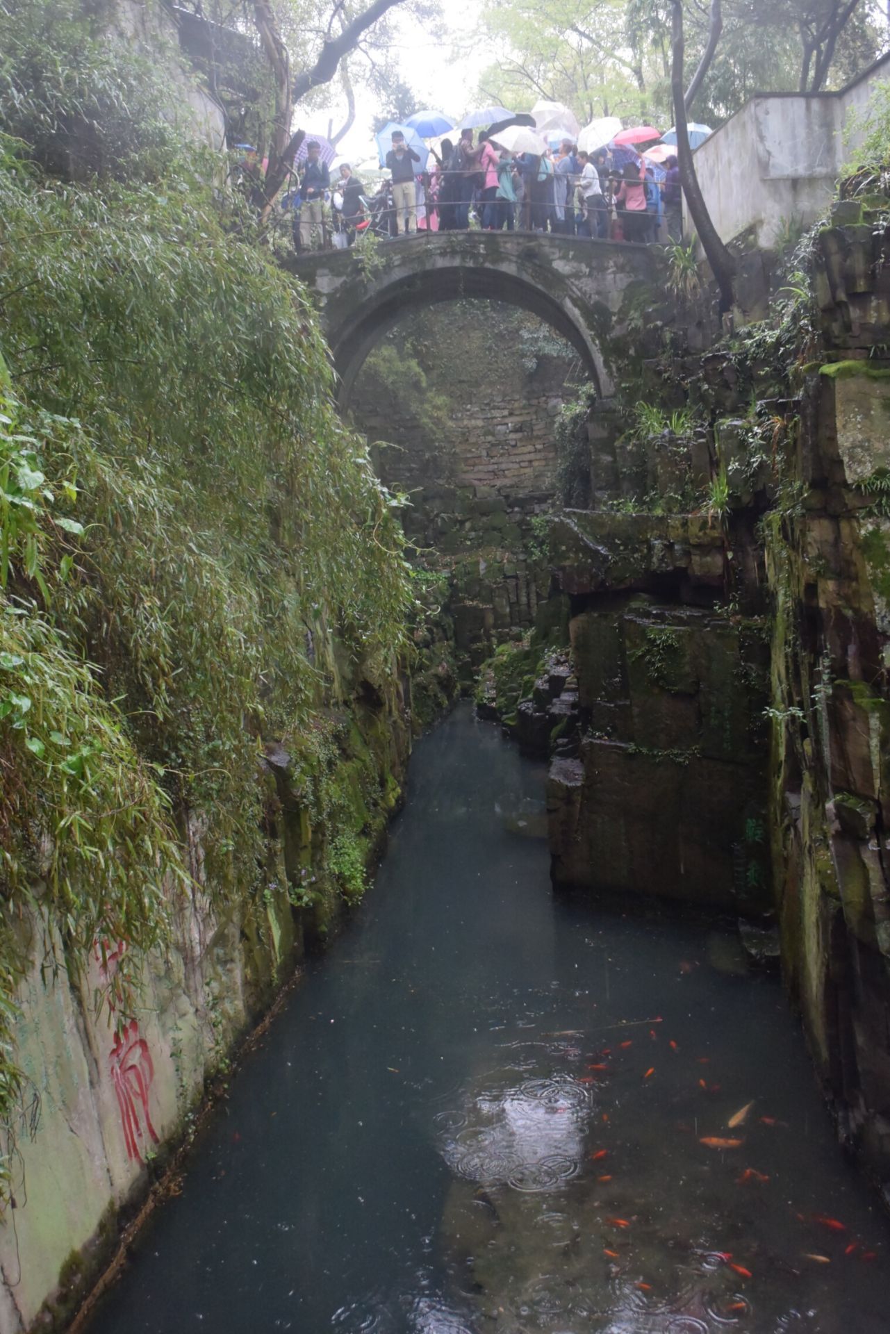 传说曾在涧底水干时挖出了二千年前宝剑