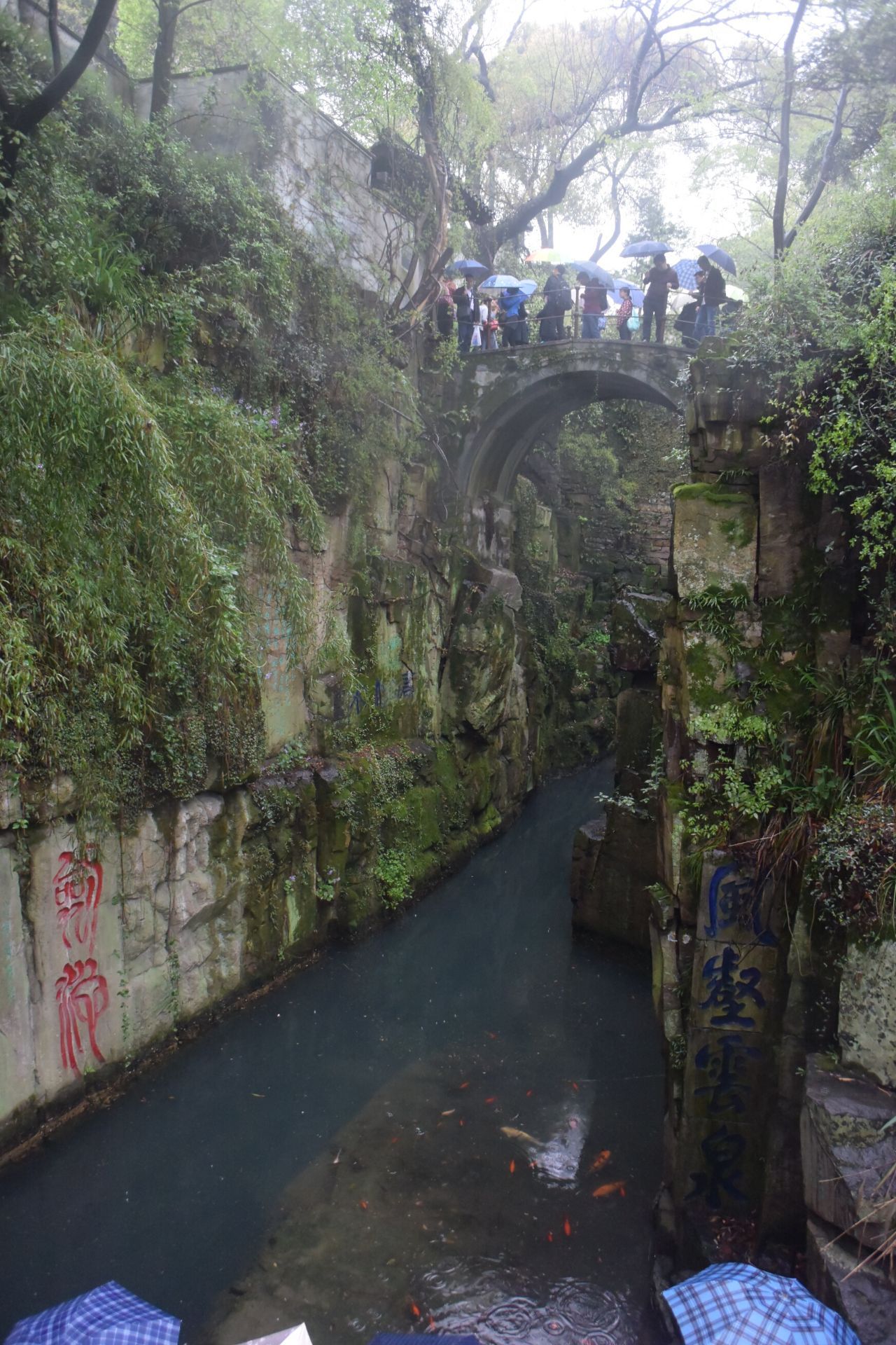 传说曾在涧底水干时挖出了二千年前宝剑