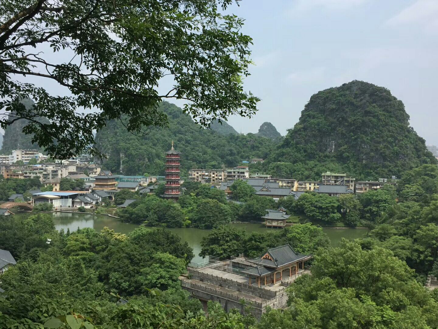 【携程攻略】桂林叠彩山景点,叠彩山位于桂林市区东北部漓江之畔,包括