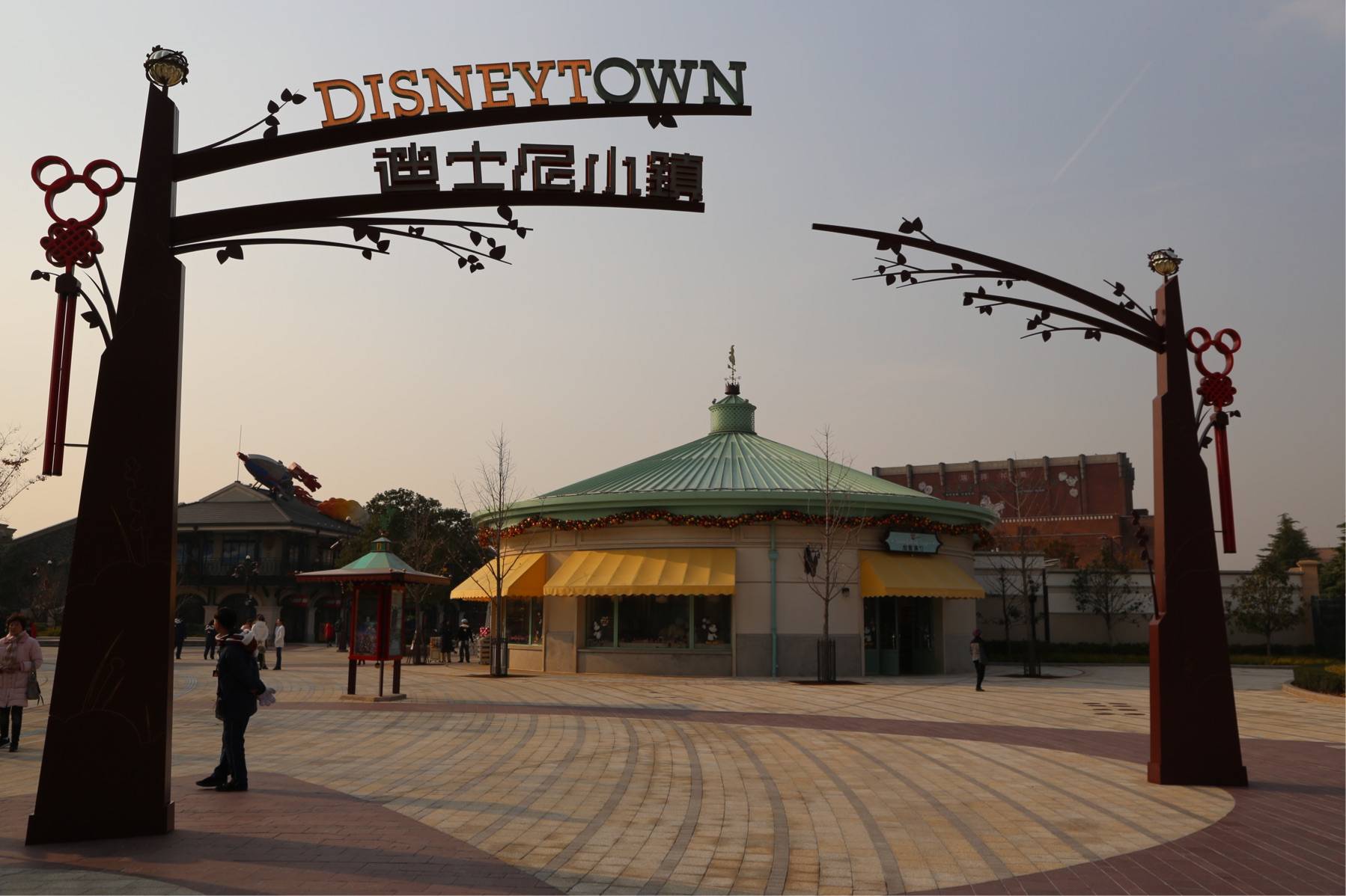 位于上海迪士尼度假区紧邻迪士尼乐园入口以西的位置,是游客和周边