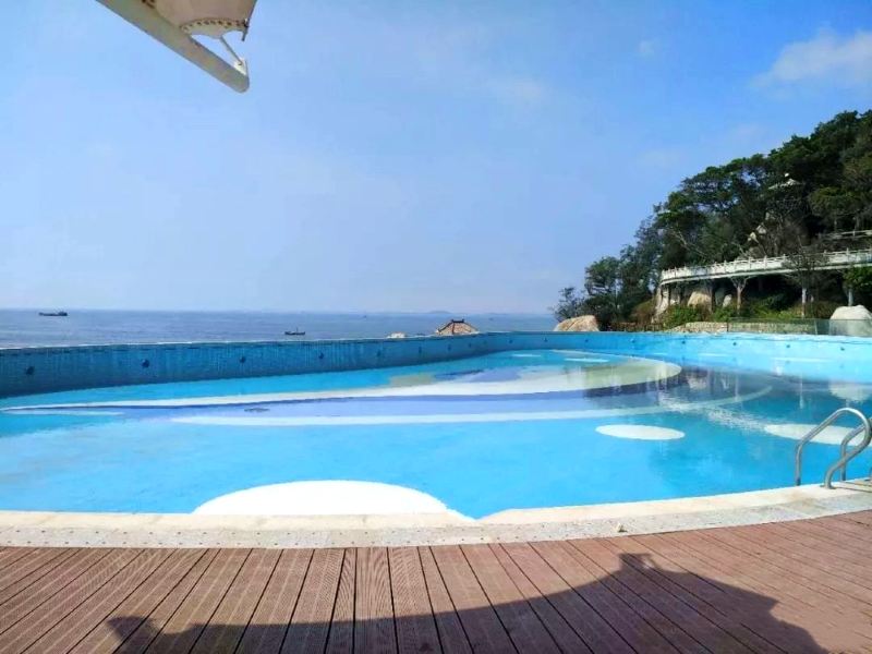 无边际海水泳池位于汕头市莲花峰景区内,它像蔚蓝的宝石,镶嵌在海门湾