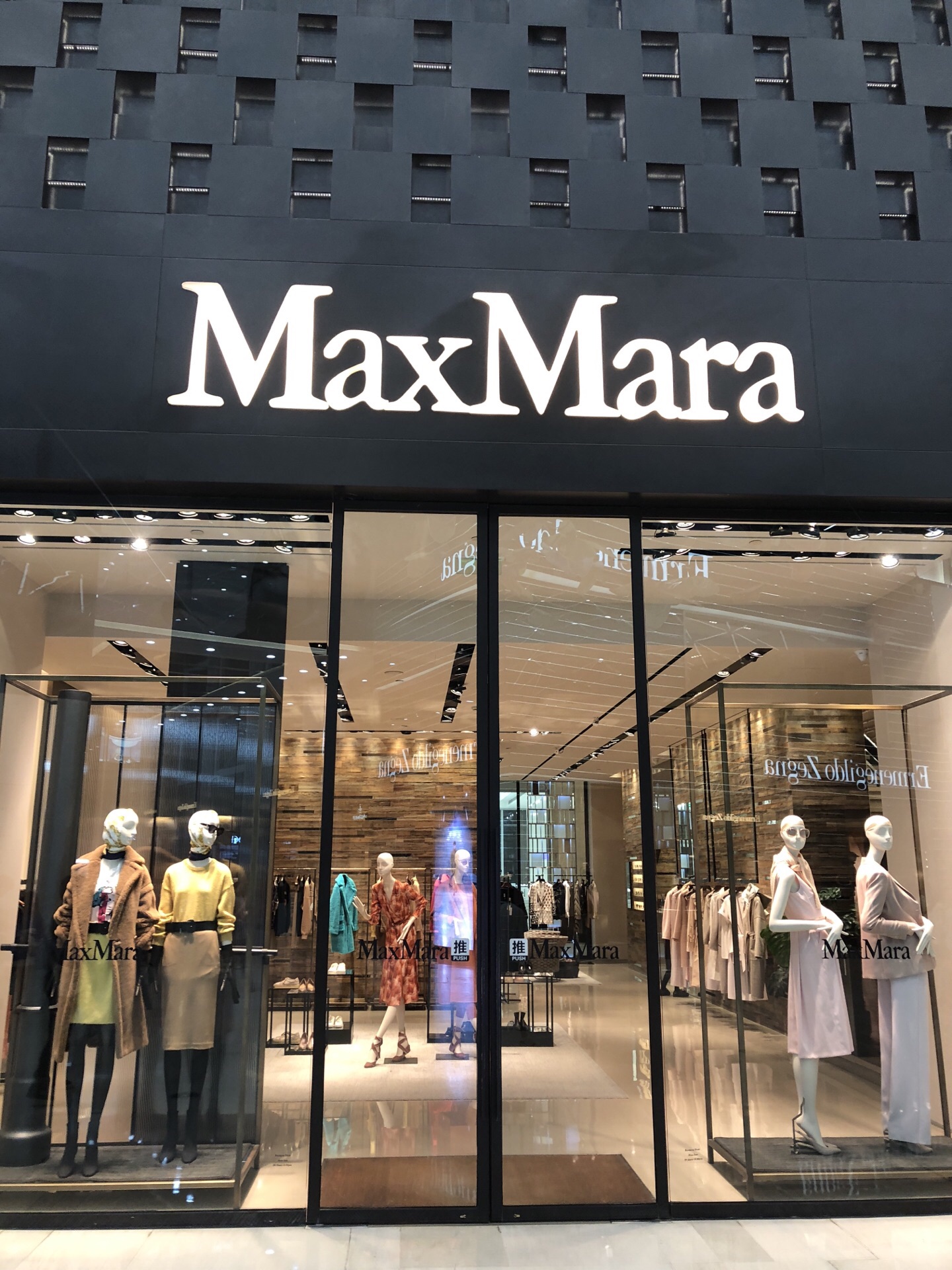 看到maxmara,这个一直推崇集体的力量的意大利品牌,使我联想到最近很