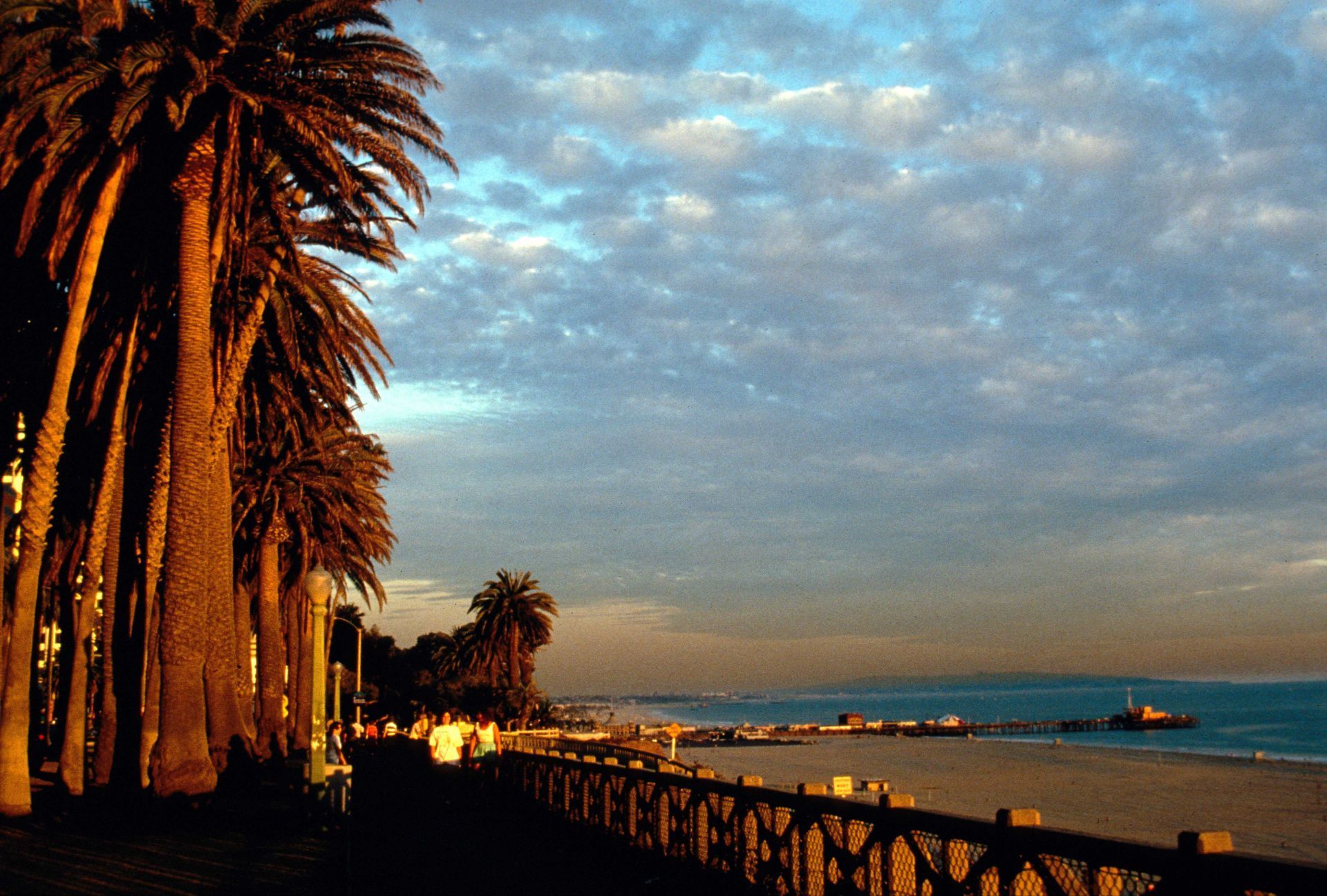 洛杉矶圣莫尼卡码头边假日摄影图高清摄影大图-千库网